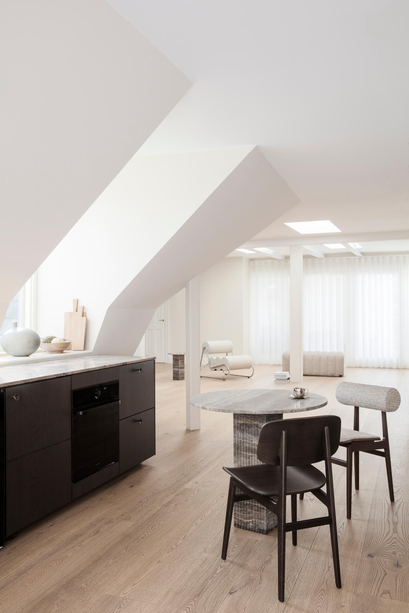 Contemporary Esstisch 'SOHO' 120 von Norr11, Grauer Travertin im Zustand „Neu“ im Angebot in Paris, IDF