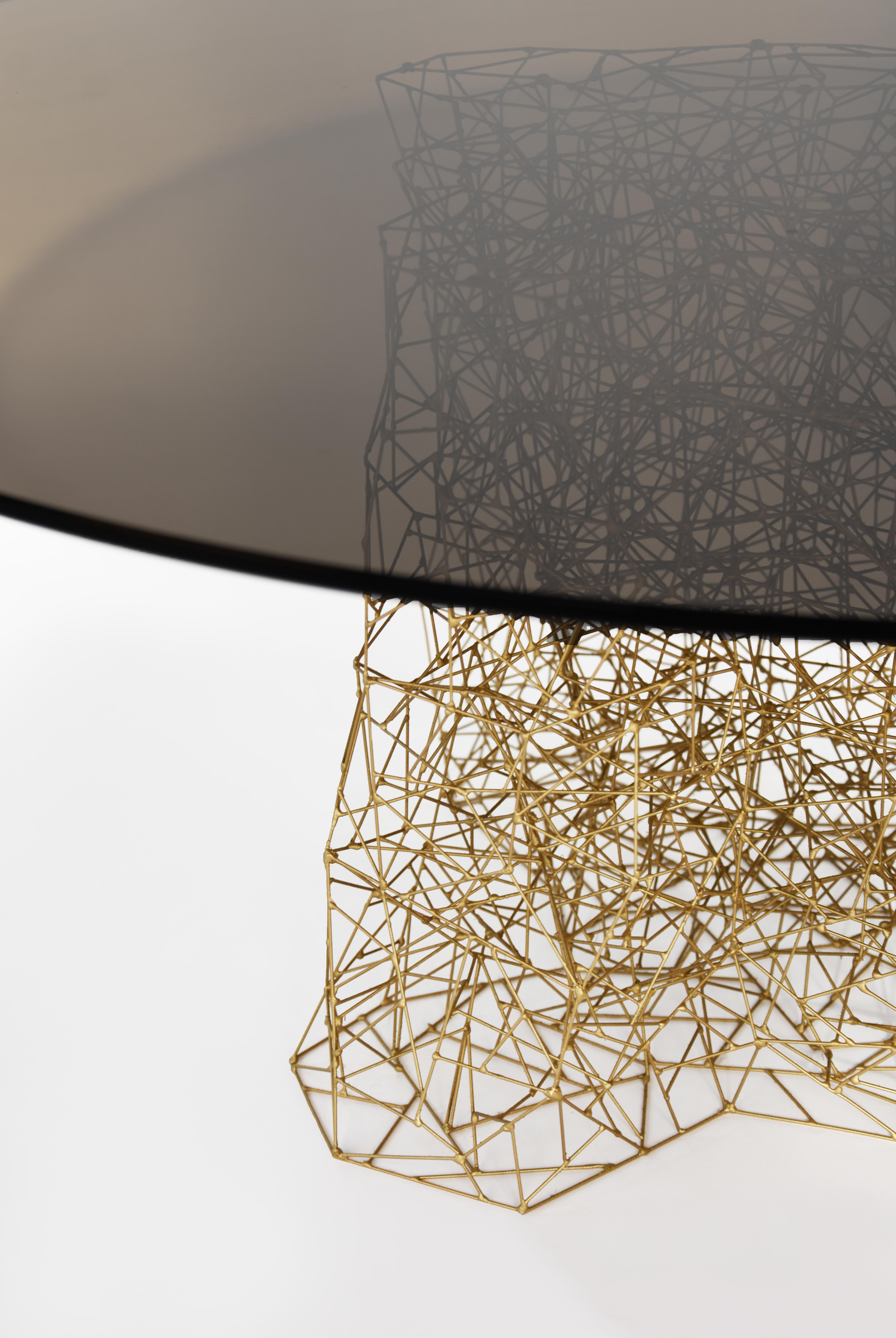 TOGETHER Table de salle à manger du studio de design contemporain allemand Eichkorn. 
Matériau : Tiges en laiton et verre teinté 
Taille standard : H.75 x 100 x 100 cm - Personnalisation possible

Plus de 1000 tiges sont assemblées individuellement