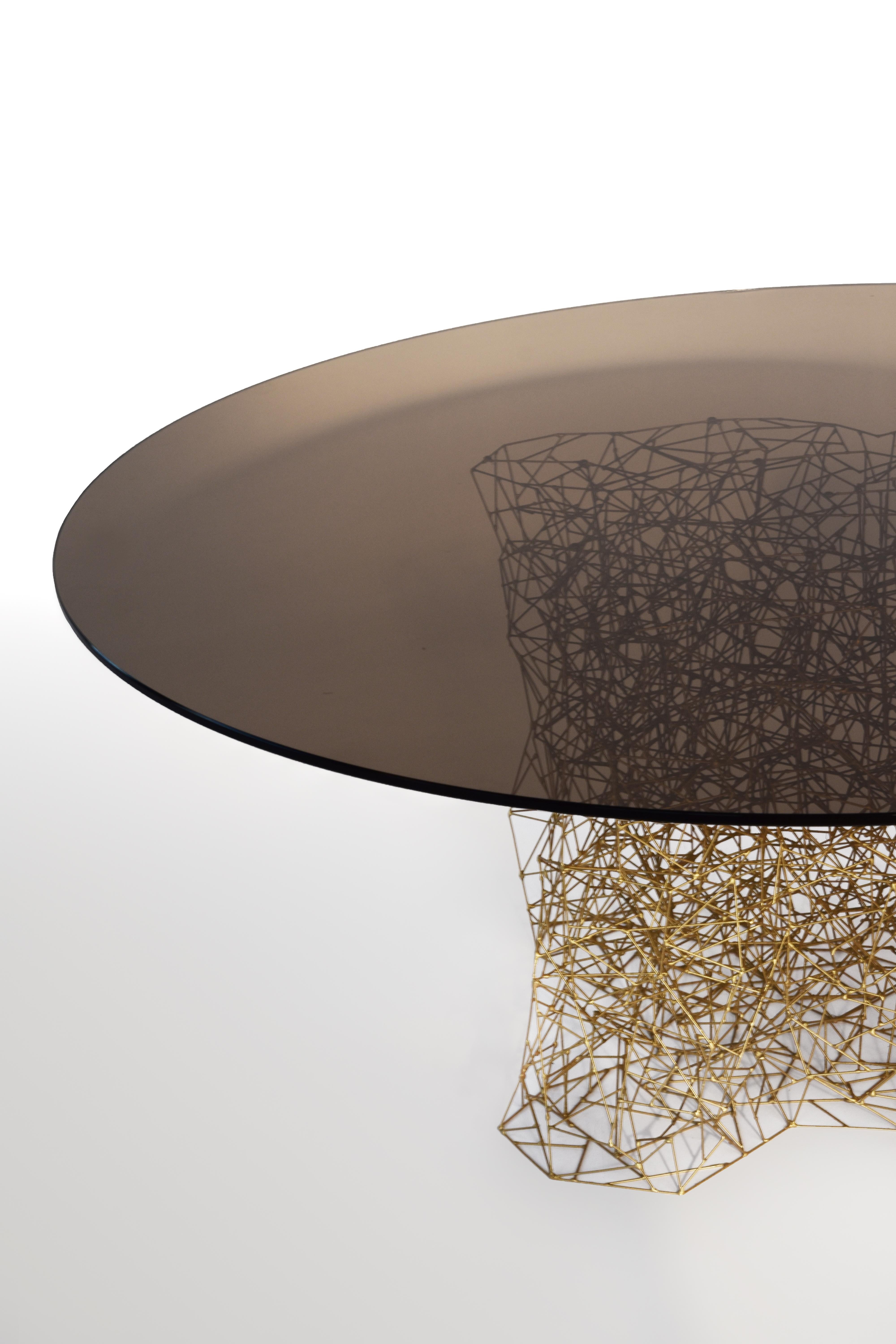 Organique Table de salle à manger contemporaine 'TOGETHER' par Eichkorn, laiton et verre, personnalisable en vente