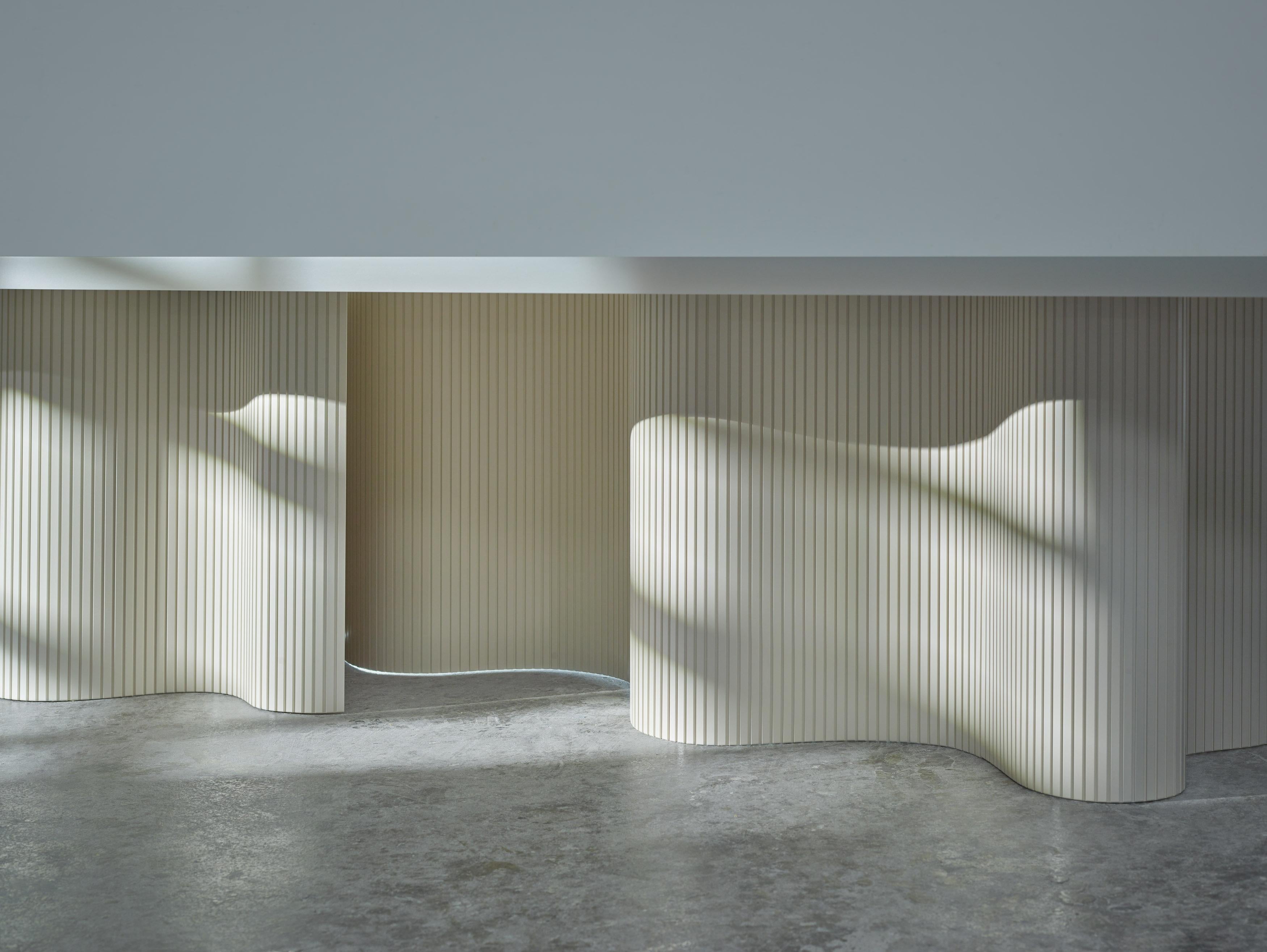Contemporary Esstisch, Weißes mattes poliertes Kunstharz, von Erik Olovsson (21. Jahrhundert und zeitgenössisch) im Angebot