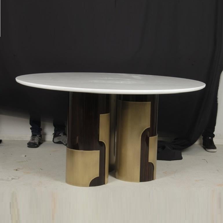 Fait main Table de salle à manger contemporaine avec plateau en marbre, cadre en Wood Wood Ebony et accents en laiton en vente