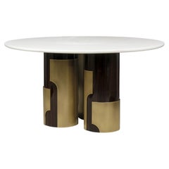 Table de salle à manger contemporaine avec plateau en marbre, cadre en Wood Wood Ebony et accents en laiton