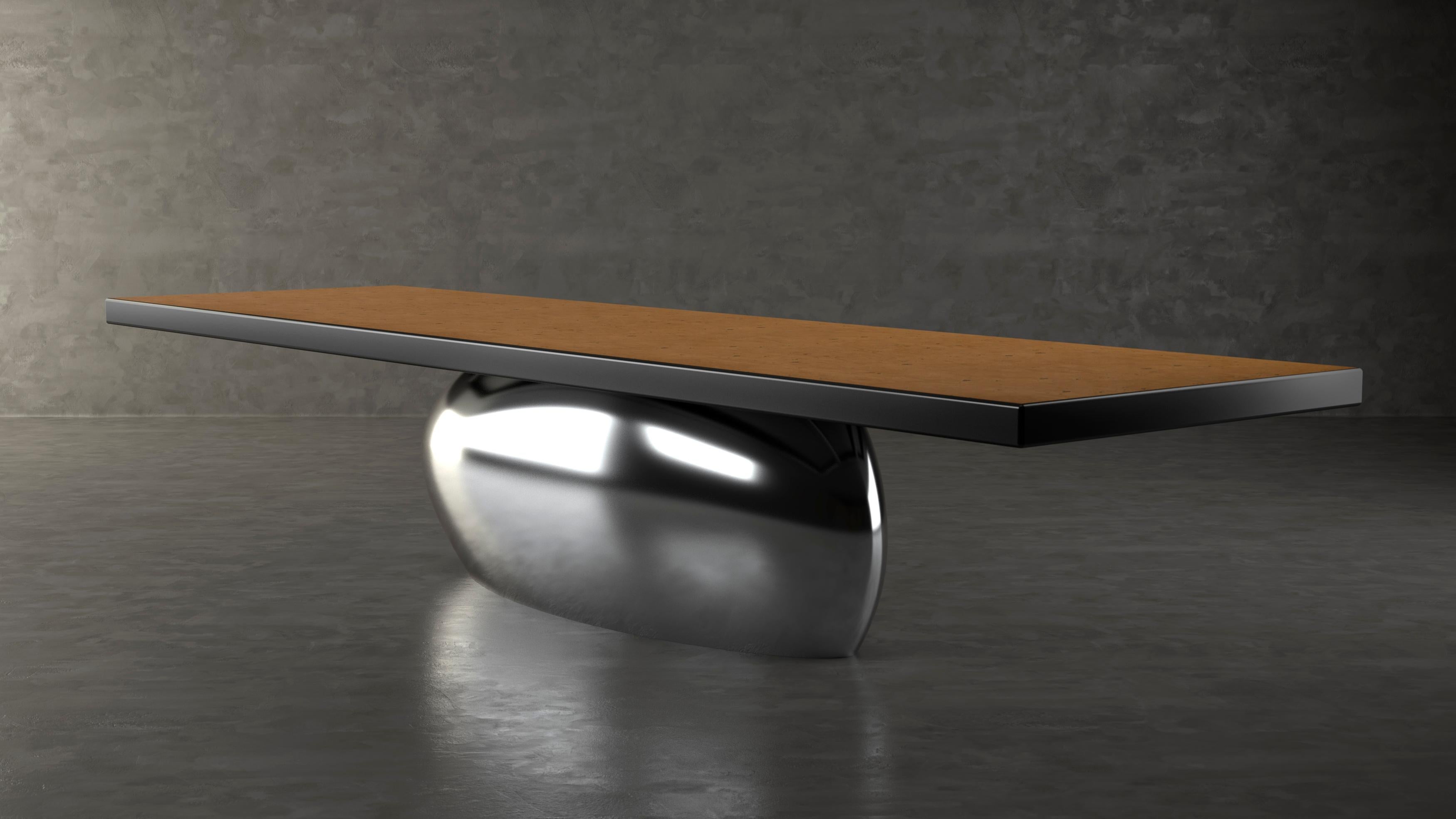 Der Pebble Dining Table ist ein kühnes Statement, das organische Inspiration und raffinierte Handwerkskunst vereint. Der skulpturale Sockel aus poliertem Aluminium, der wie ein natürlich erodierter Kieselstein geformt ist, bildet die Grundlage für