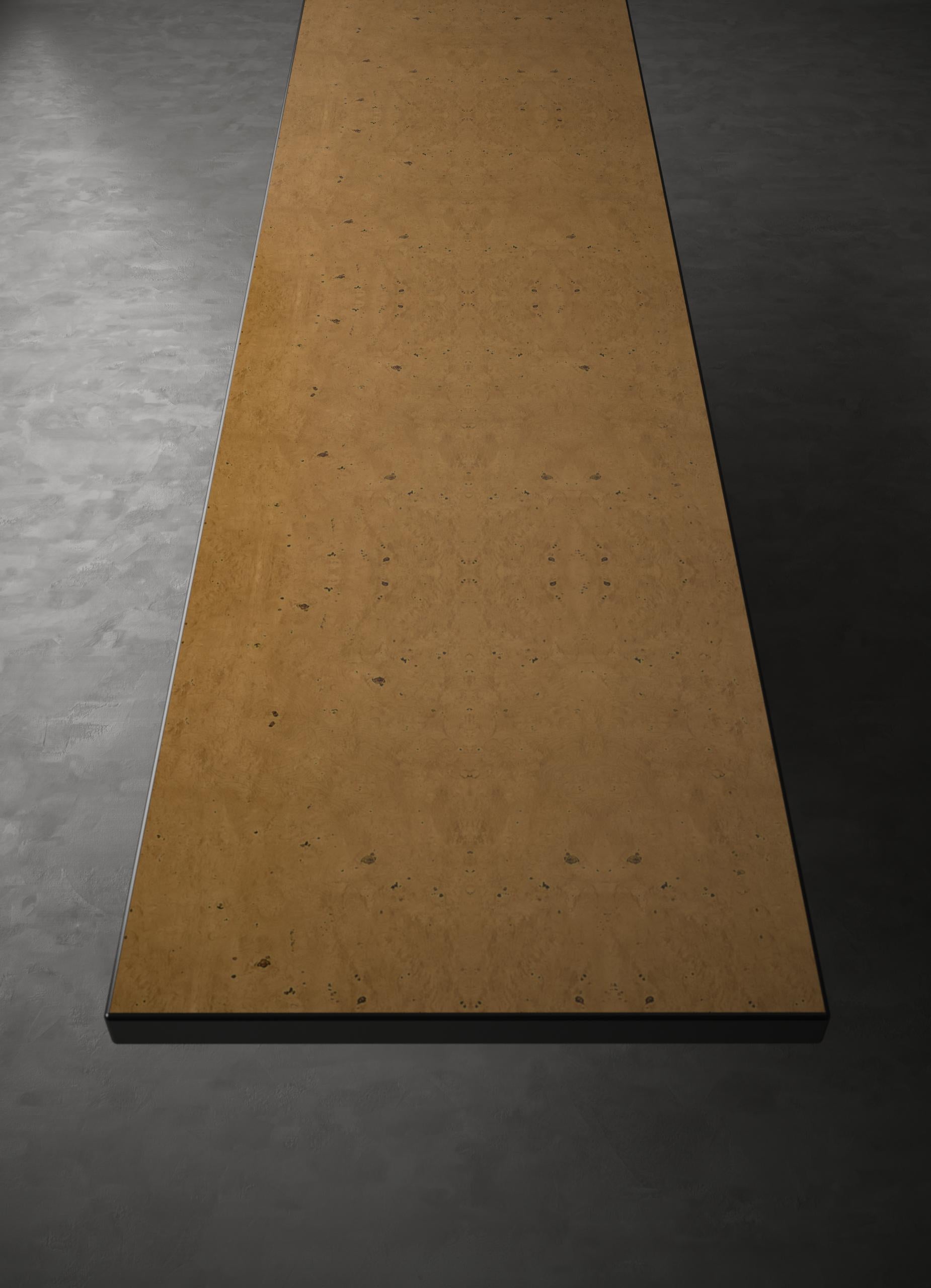 Zeitgenössischer Esstisch mit Untergestell aus poliertem Aluminium und Tischplatte aus Holzfurnier (Moderne) im Angebot