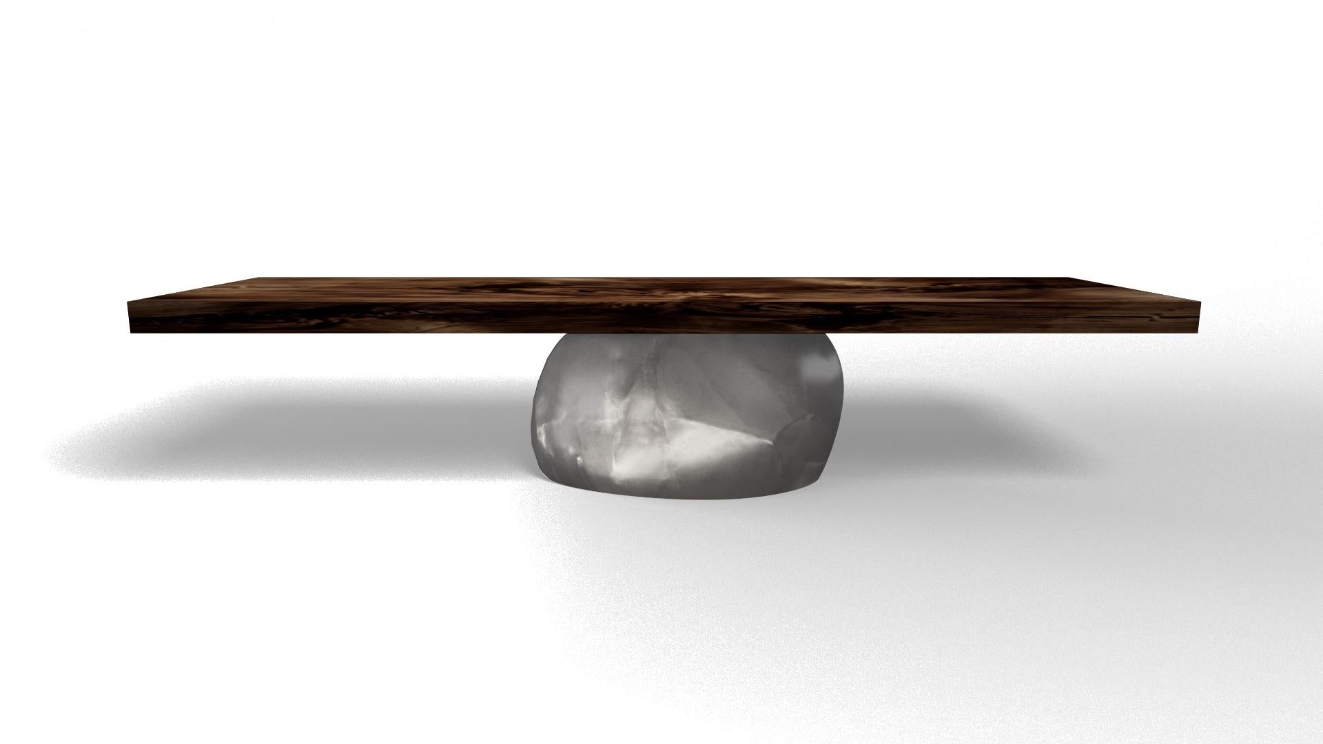 Zeitgenössischer Esstisch mit Untergestell aus poliertem Aluminium und Tischplatte aus Holzfurnier (Europäisch) im Angebot