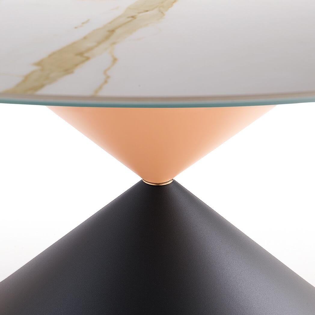 La table de salle à manger Clessidra par Eleg apporte une touche élégante et moderne à tout espace de repas. Conçue par Paolo Vernier, cette table présente une base en forme de sablier avec un anneau central, créant un point focal sculptural et