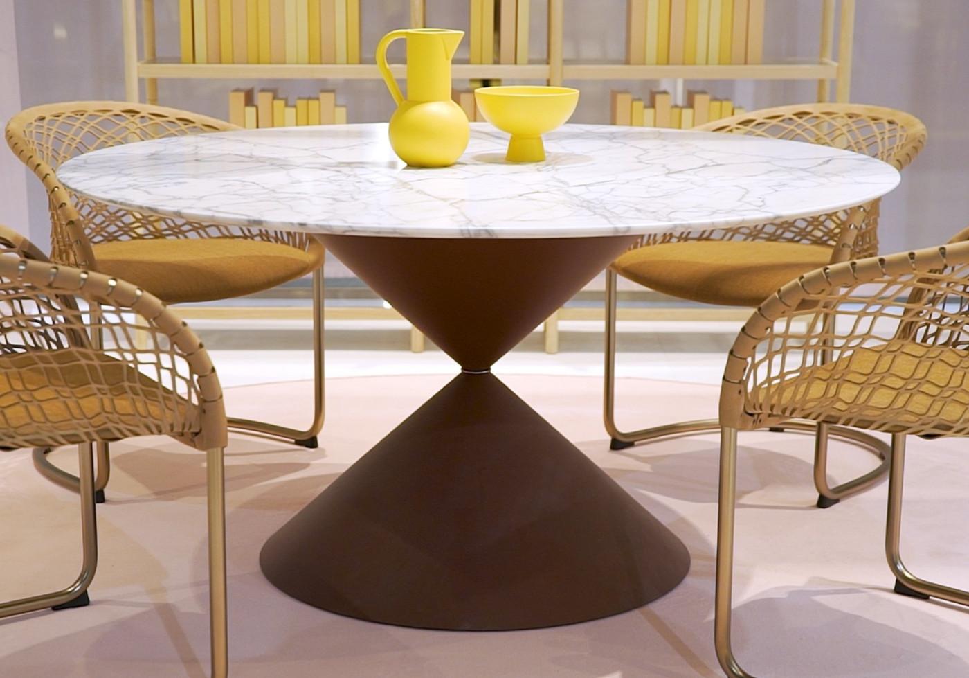 Moderne Table de salle à manger contemporaine avec piètement en métal bicolore en vente