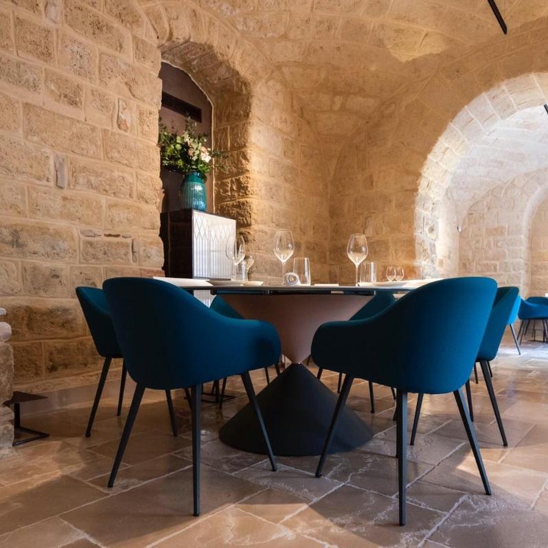 italien Table de salle à manger contemporaine avec piètement en métal bicolore en vente