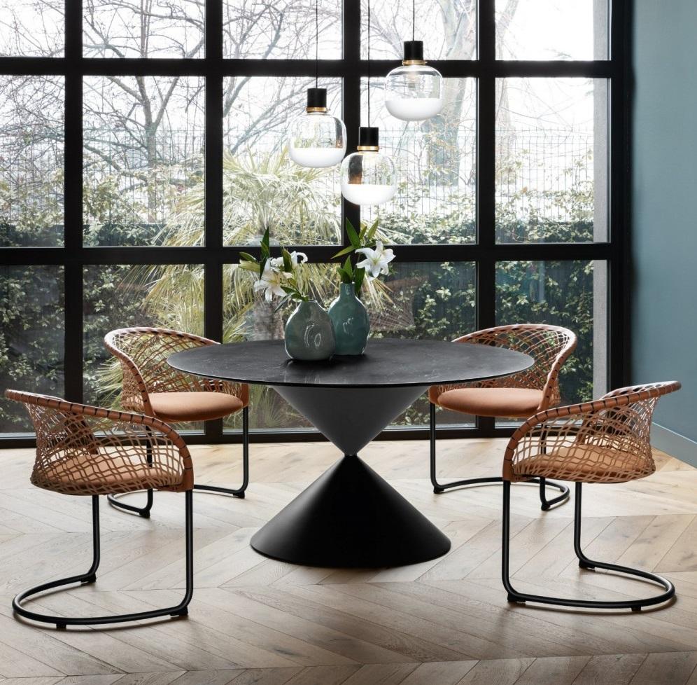 Table de salle à manger contemporaine avec piètement en métal bicolore en vente 2
