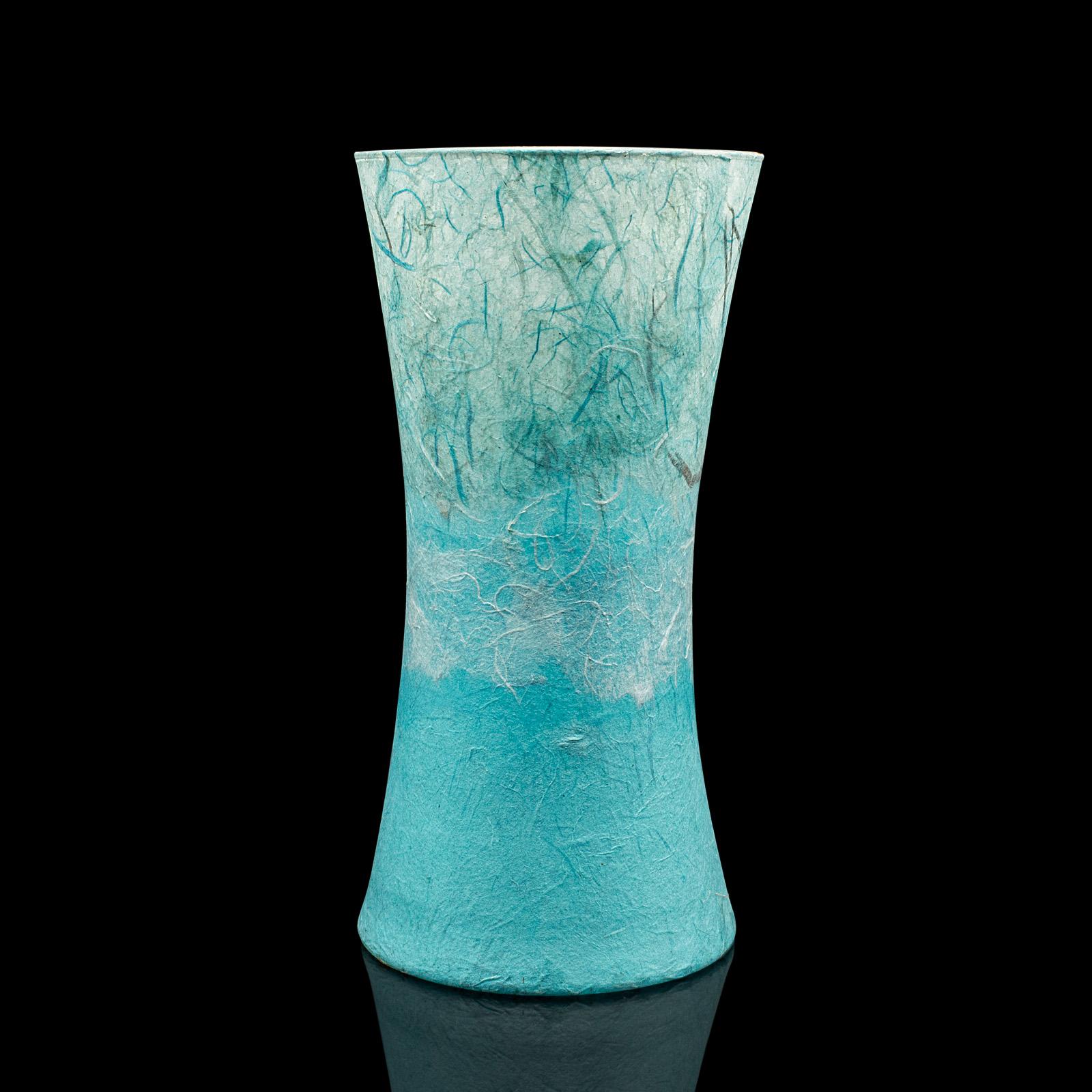 
Dies ist eine zeitgenössische Ausstellungsvase. Eine englische Blumenmanschette aus Kunstglas mit Strohseide als Abschluss.

Auffällige Aquatöne mit markanter dekorativer Oberfläche
Ein begehrenswertes, zeitgemäßes Erscheinungsbild
Mit Seidenstroh