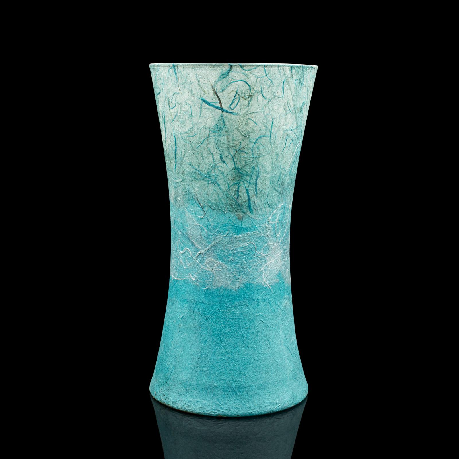 Contemporary Display Vase, Englisch, Kunstglas, Blumenhülse, Strohseide Finish (Sonstiges) im Angebot