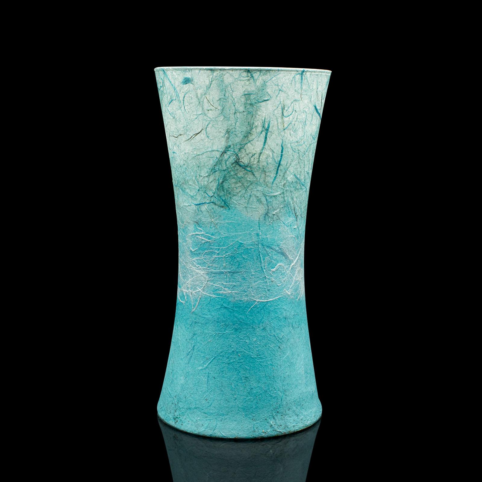 Contemporary Display Vase, Englisch, Kunstglas, Blumenhülse, Strohseide Finish im Zustand „Gut“ im Angebot in Hele, Devon, GB