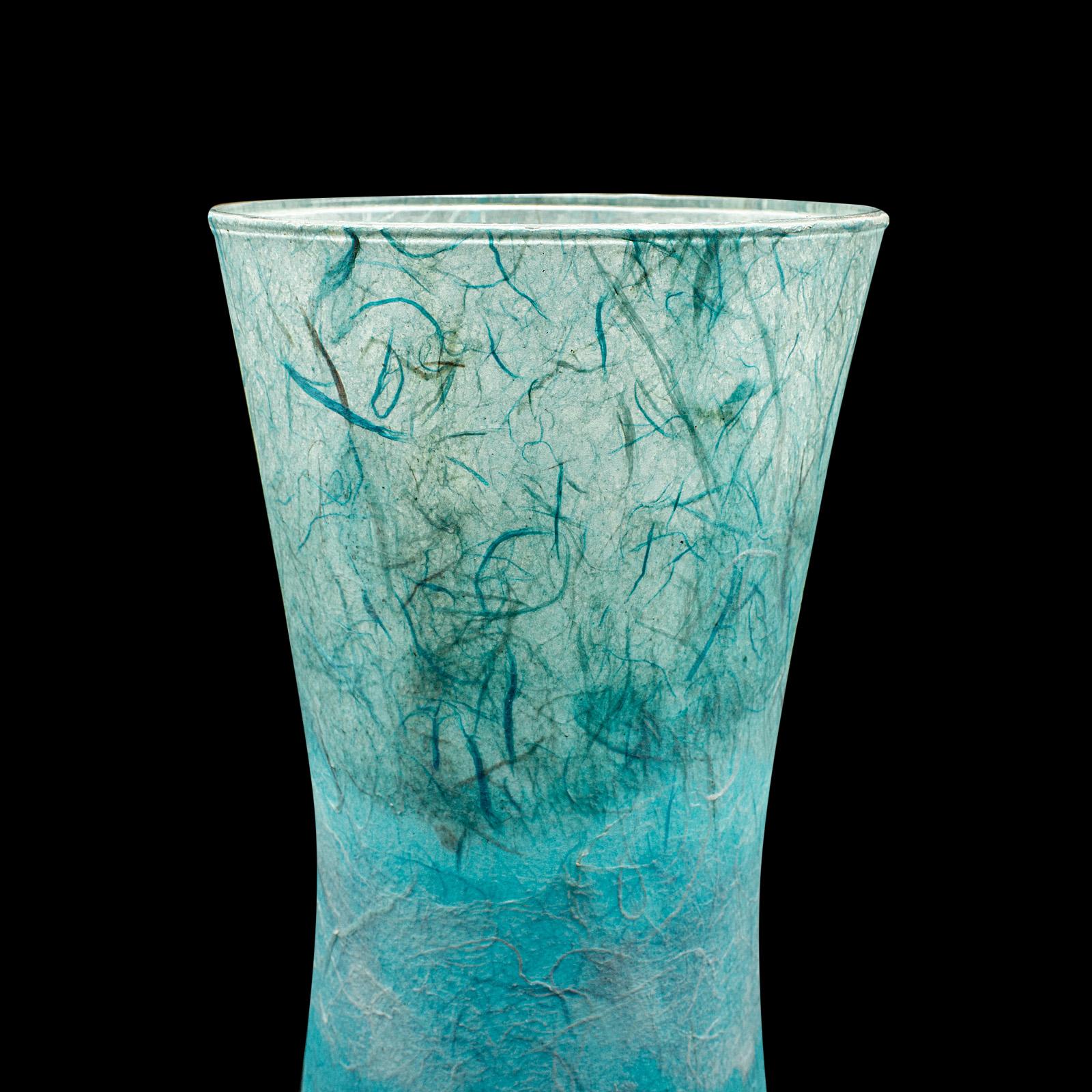 Contemporary Display Vase, Englisch, Kunstglas, Blumenhülse, Strohseide Finish (Glaskunst) im Angebot