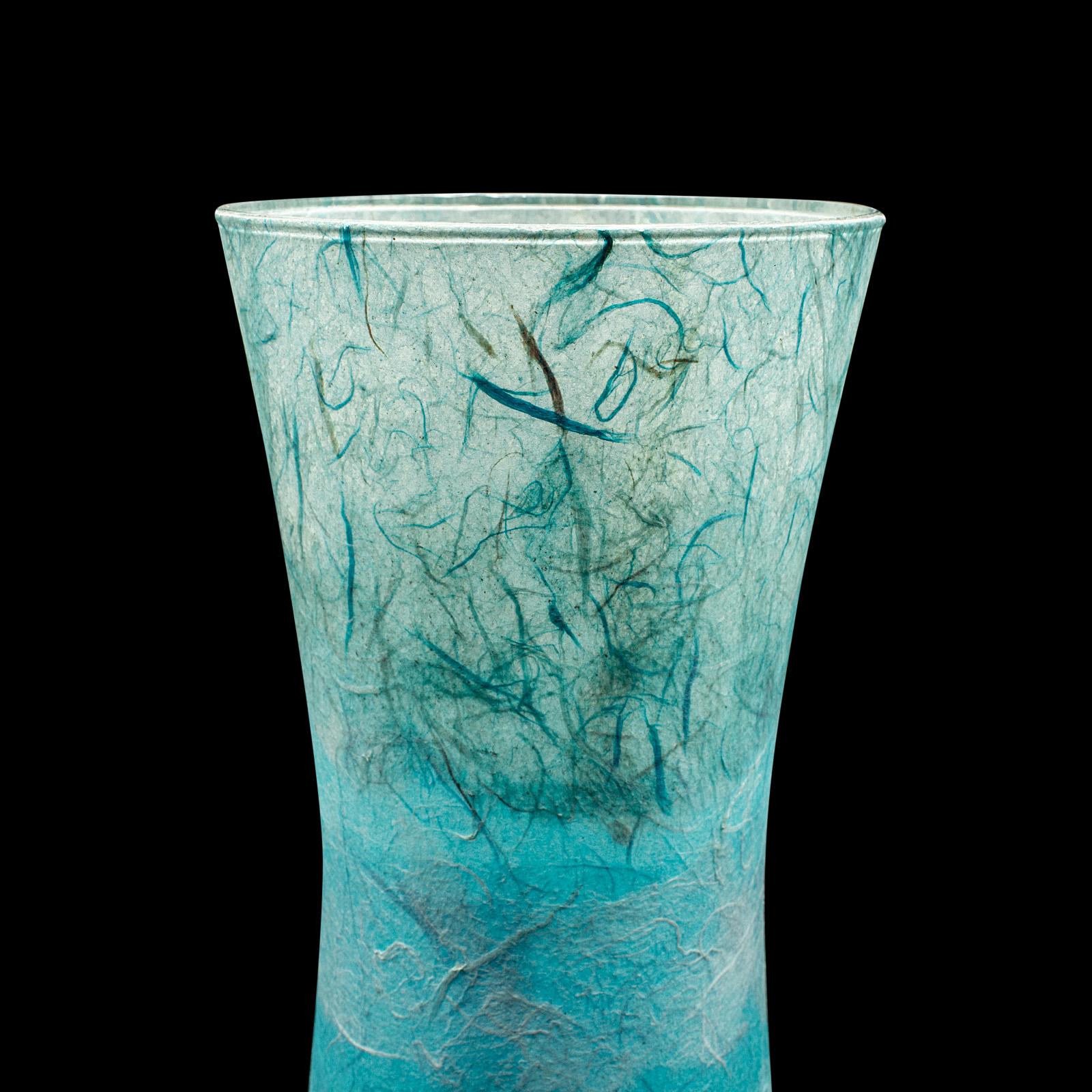 Contemporary Display Vase, Englisch, Kunstglas, Blumenhülse, Strohseide Finish im Angebot 1