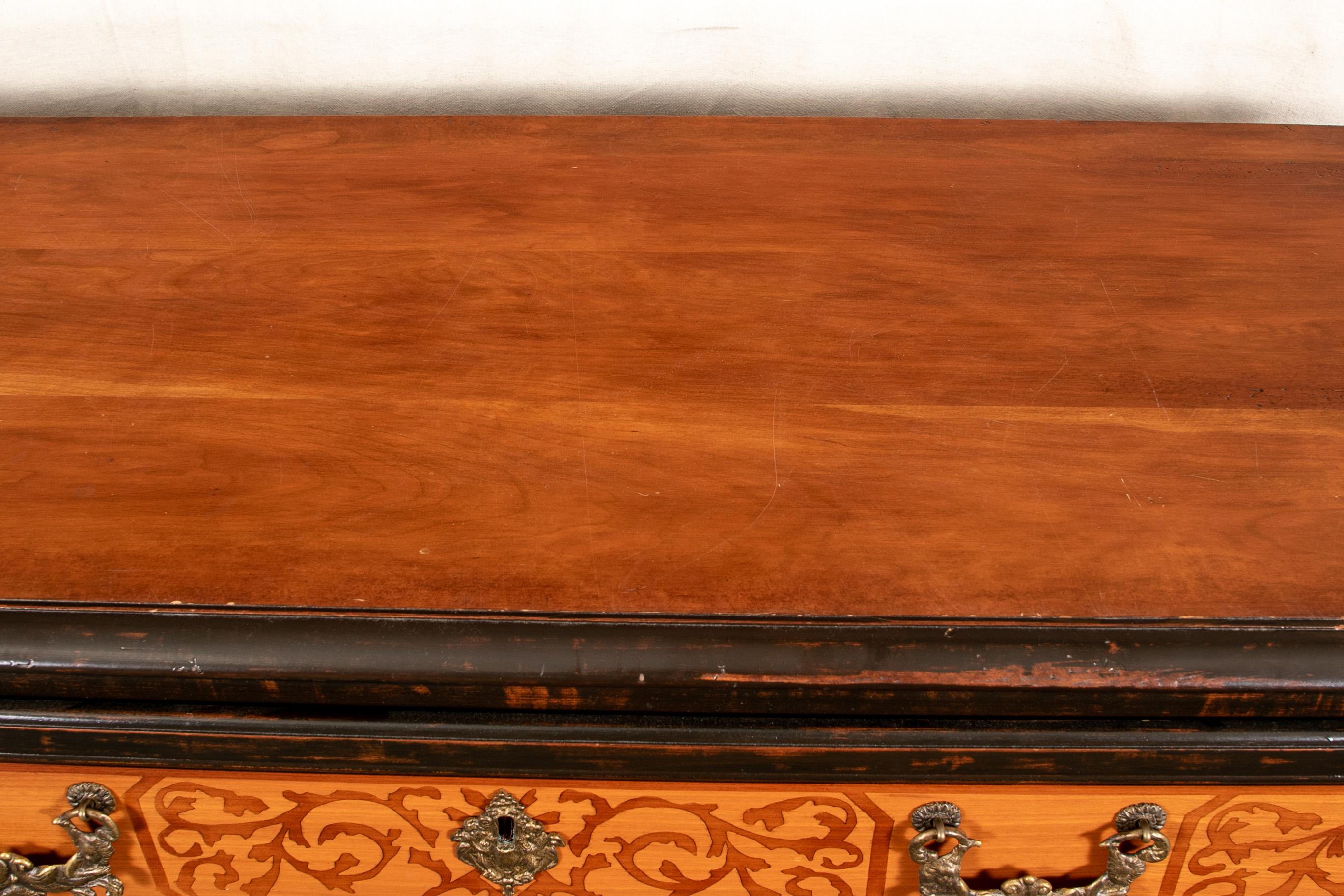 AM Contemporary distressed chest of three drawers, Kiefer, kontrastierende gebeizte Schablonen entlang der Schubladenfronten mit figuralen Messinggriffen und Wappenschildern, rechteckige Platte über drei Schubladen mit abgestuften Größen, gestützt