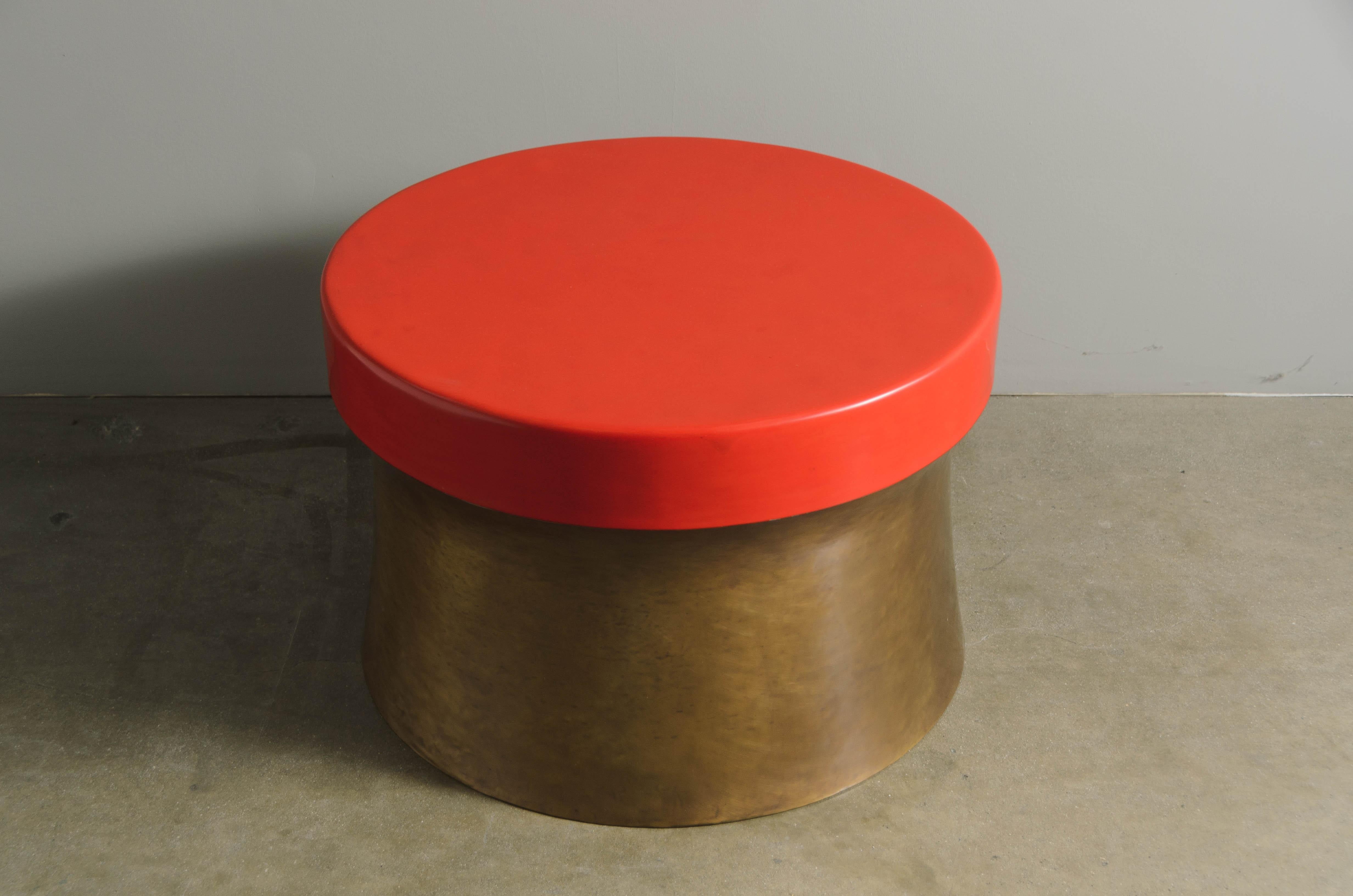 Zeitgenössischer Dong Shan-Tisch aus rotem Lack und Messing von Robert Kuo (Minimalistisch) im Angebot