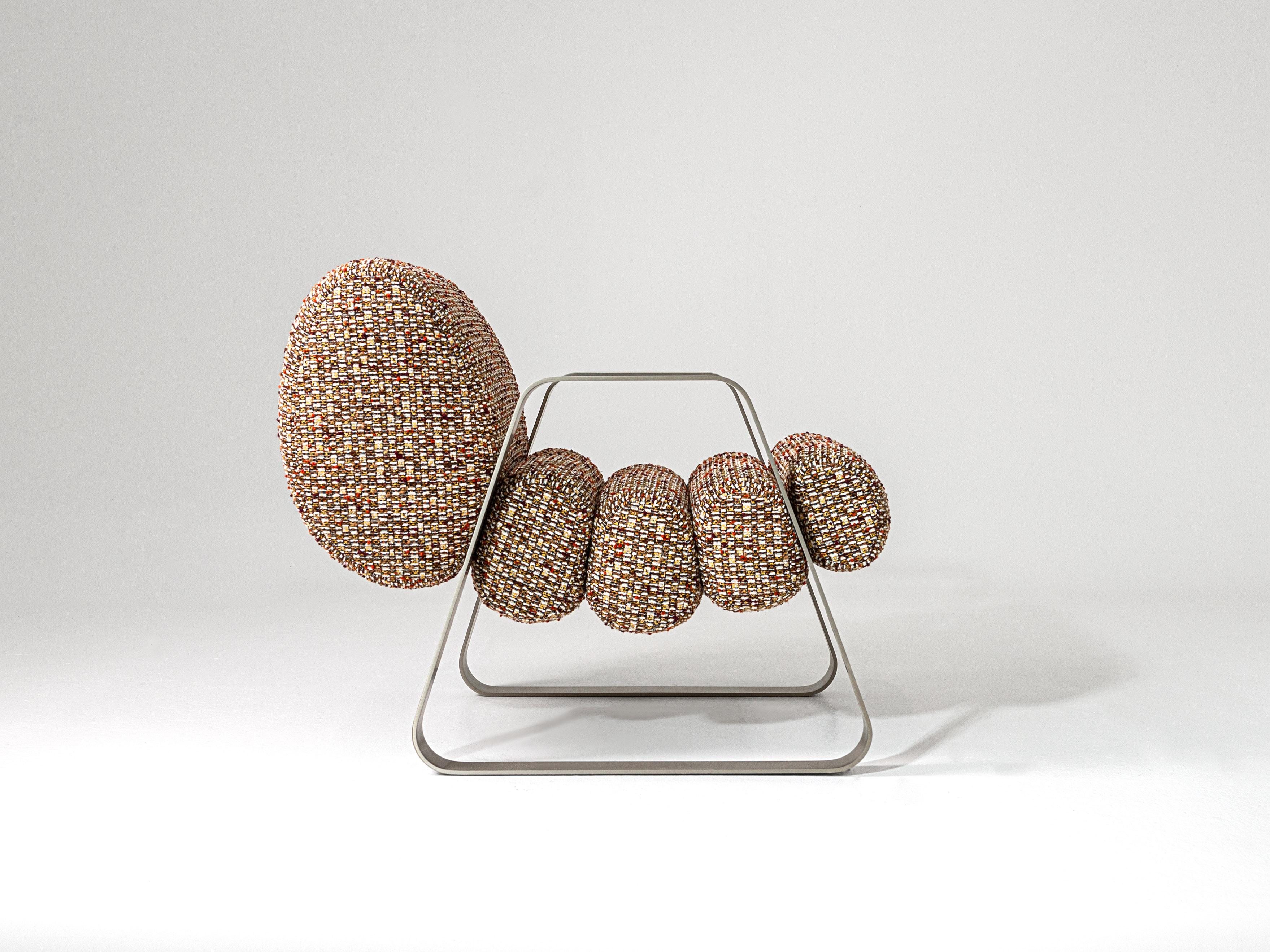 Moderne Fauteuil Dooling contemporain avec tissu couleur brique. Fabriqué en Italie par HESSENTIA en vente