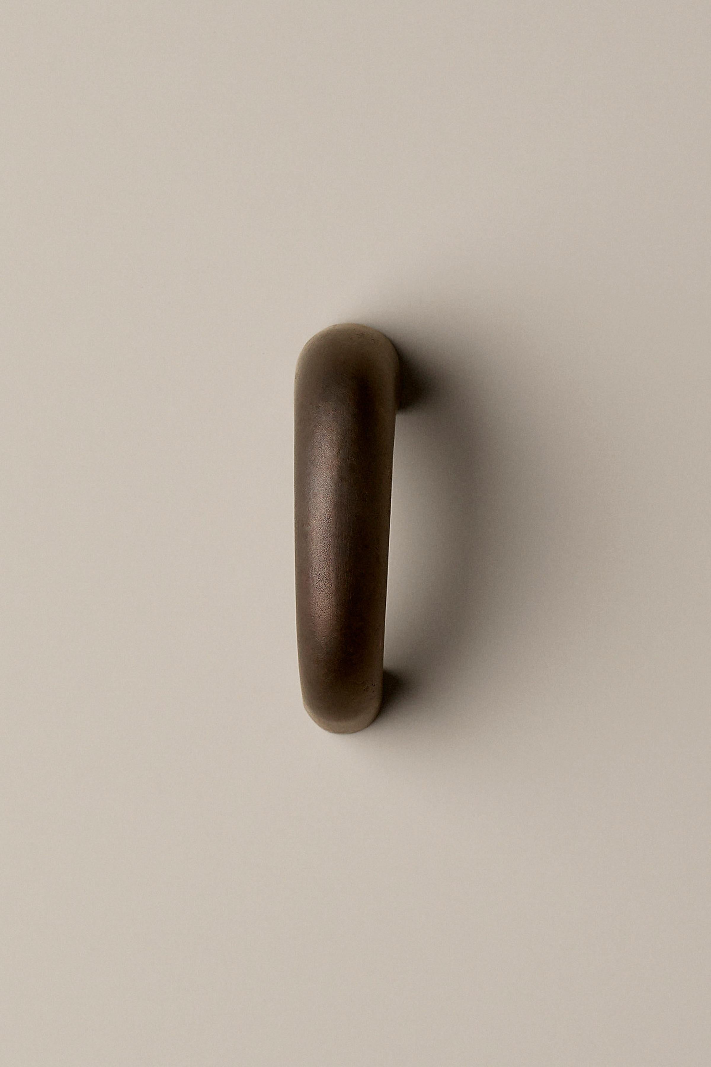 Organique Poignée de porte / bouton contemporain 'Burly' par A Space Within, nickel poli en vente