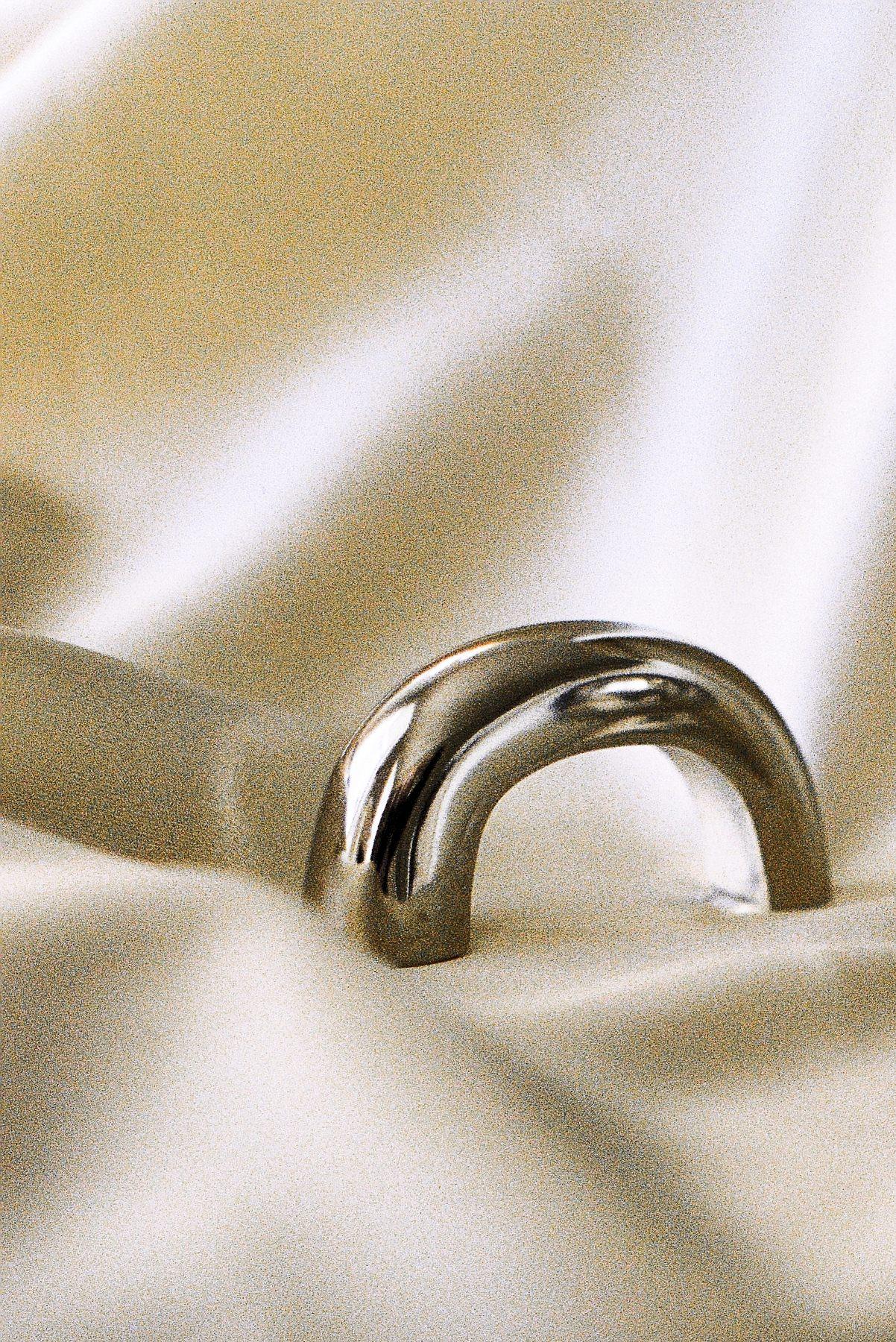 Poli Poignée de porte / bouton contemporain 'Burly' par A Space Within, nickel poli en vente