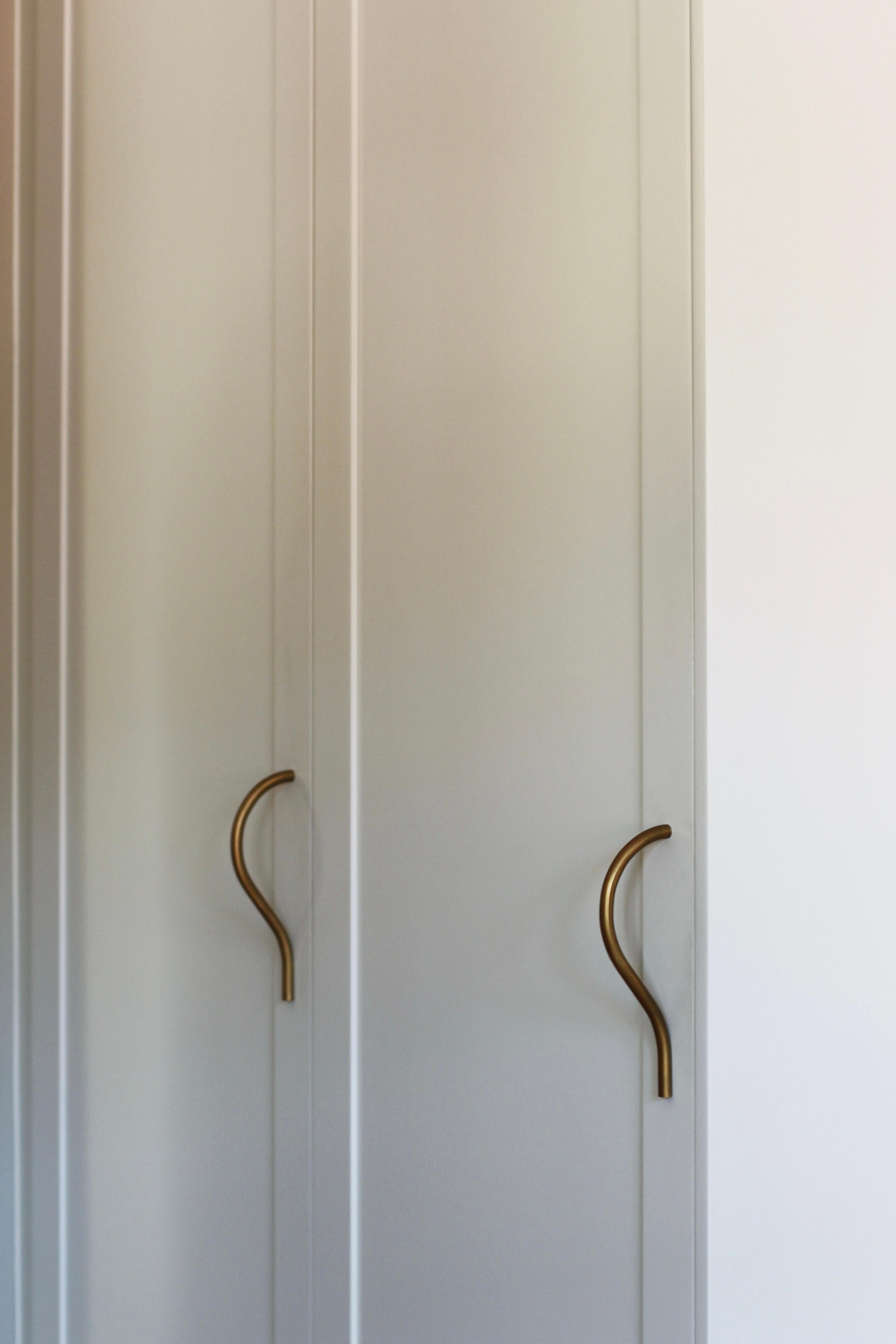 Door Handle or Knob 'Doyen' by Spaces Within, Amber Brass

Dimensions
Height: 230 mm
Width: 12 mm
Depth: 70 mm

Weight: 300 g

DOYEN is a prominent handle with an elegantly slanted curve. This larger handle is beautiful as a statement piece on tall
