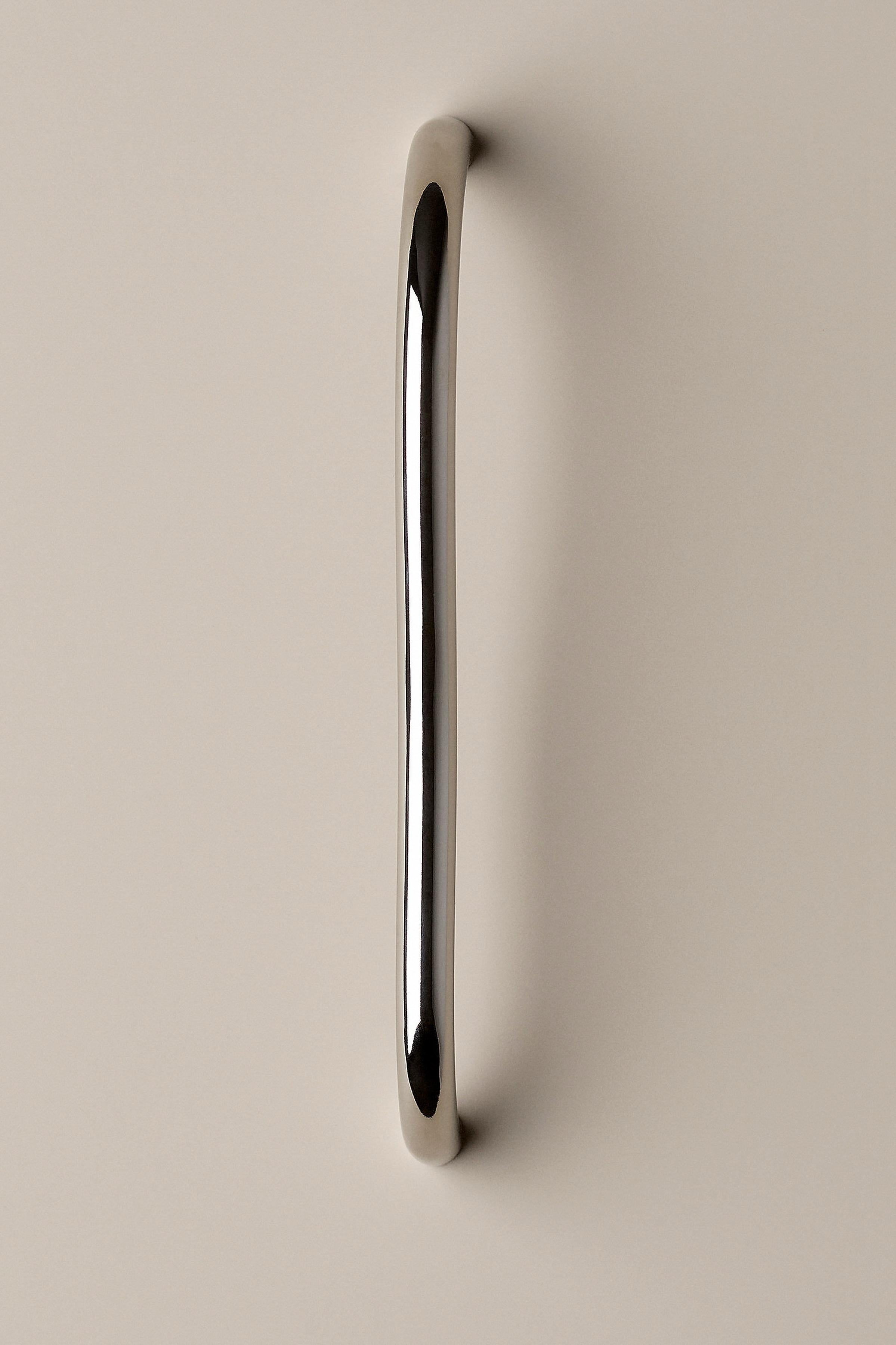 Poli Poignée de porte / bouton contemporain 'Limber' par Space Within, nickel poli en vente