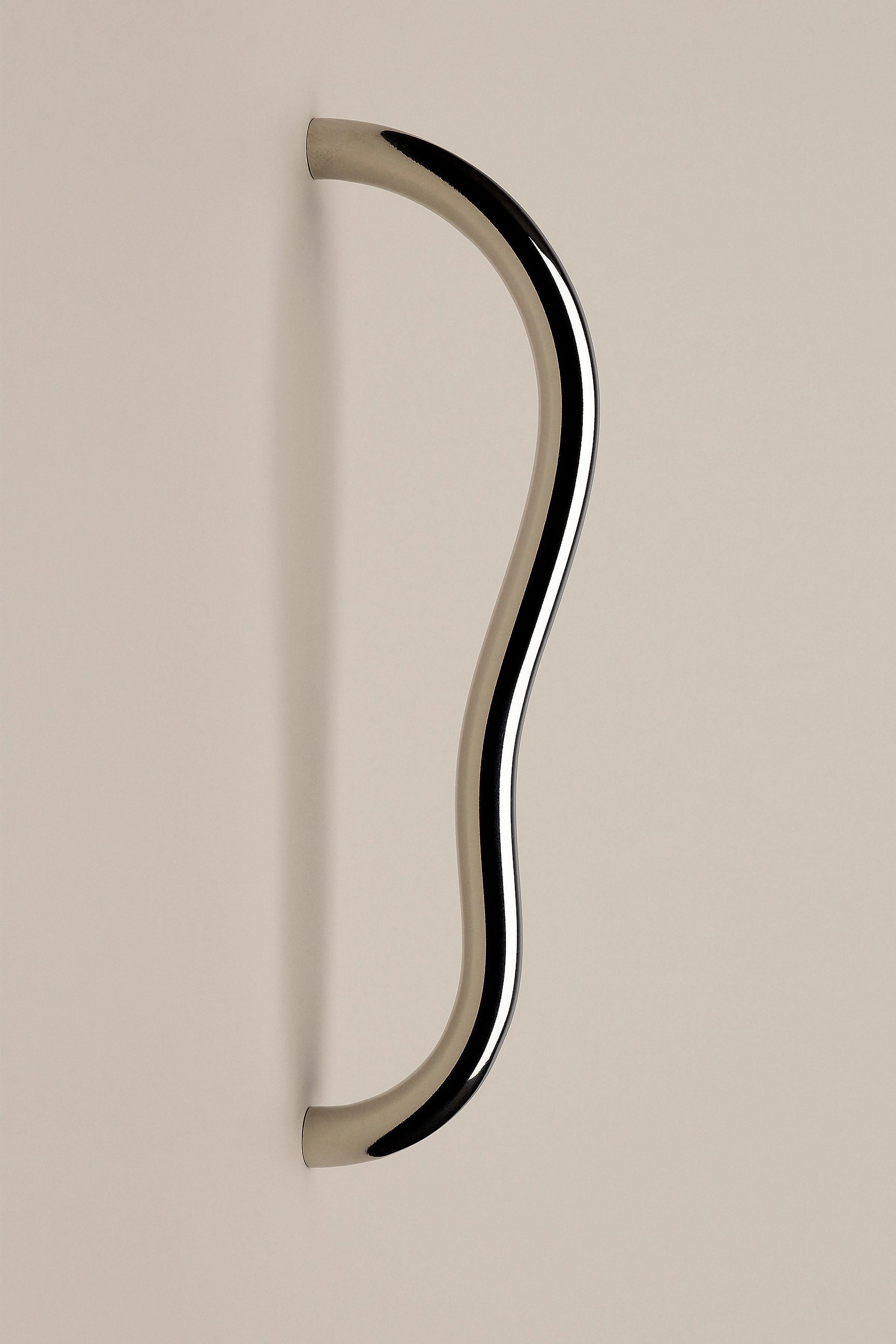 Nickel Poignée de porte / bouton contemporain 'Limber' par Space Within, nickel poli en vente