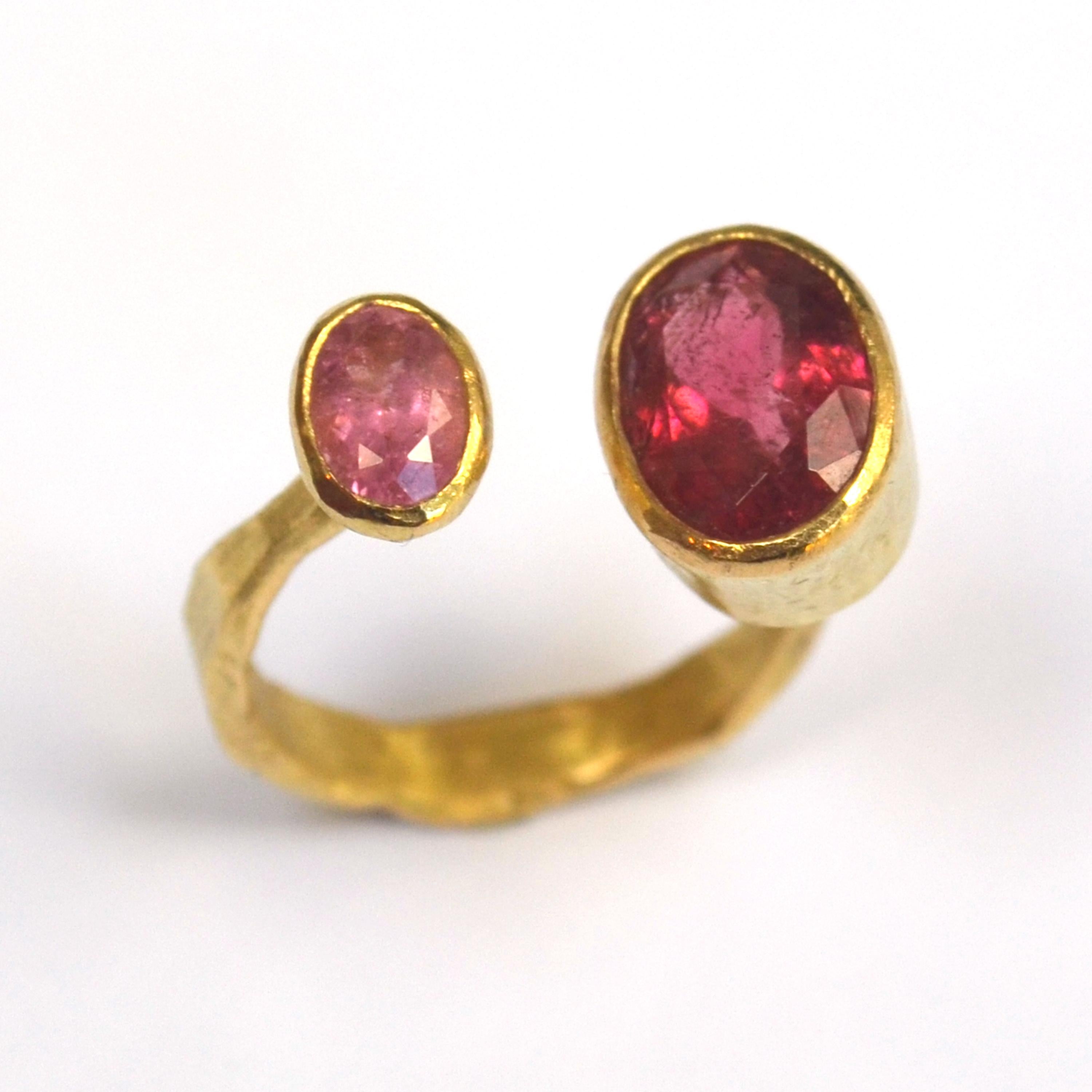 Contemporary Double Pink Tourmaline 18 Karat Gold Handmade Ring by Disa Allsopp For Sale 3
