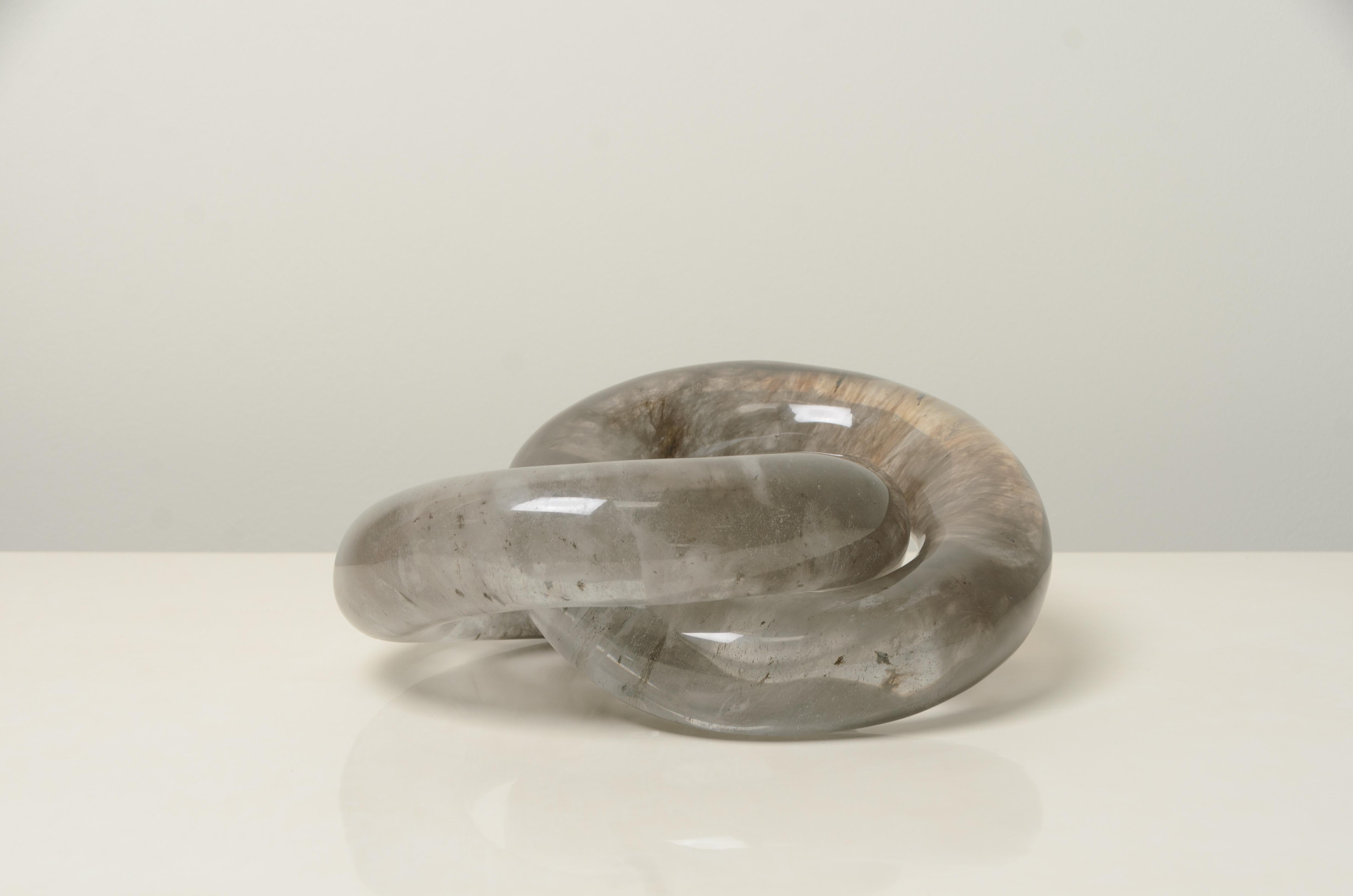 Sculpture à double anneau
Cristal fumé
Sculpté à la main
Édition limitée
Les inclusions de cristaux varient

Sculptée selon les techniques de sculpture du jade.  Chaque pièce est fabriquée individuellement et est unique. 