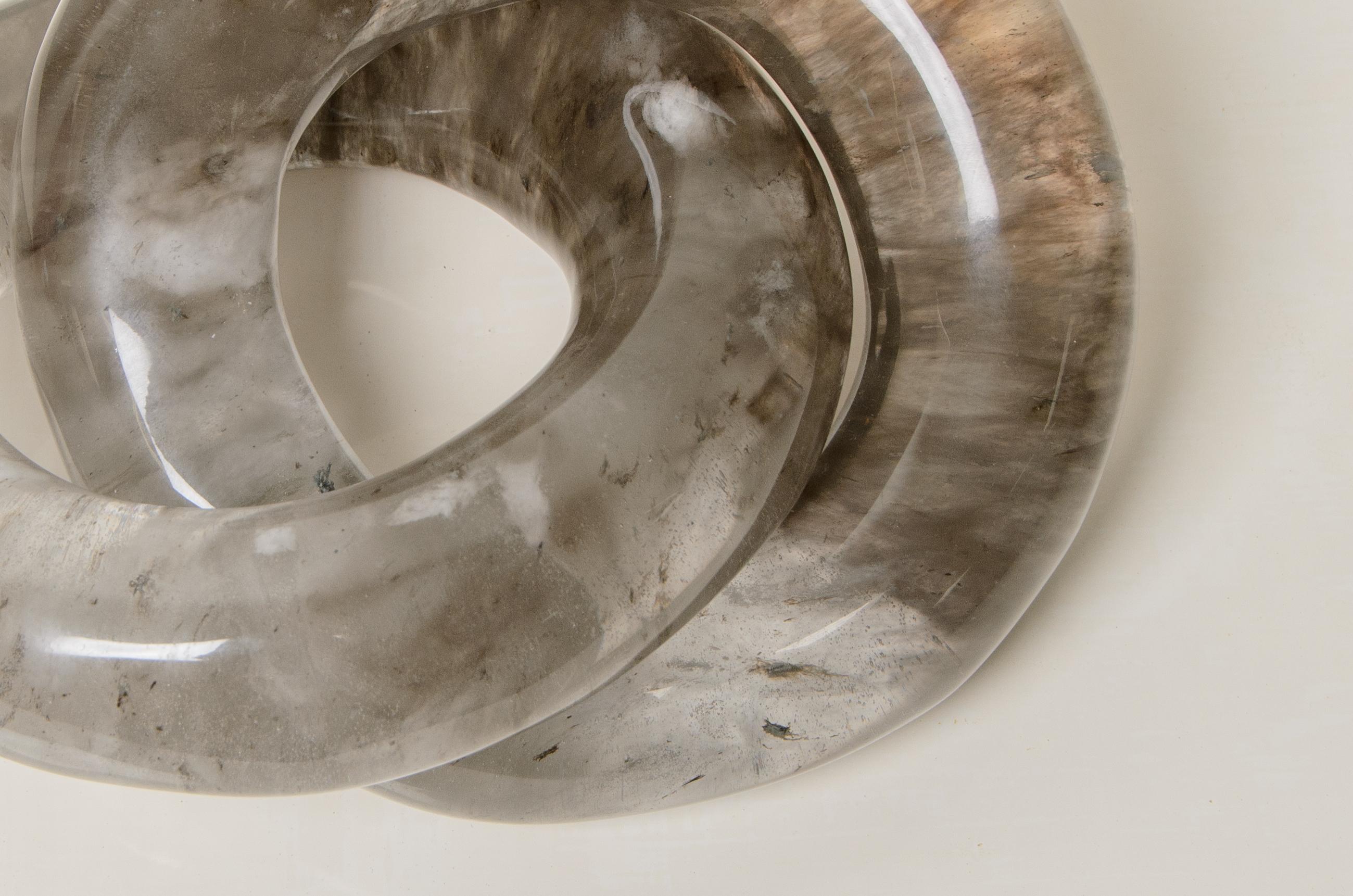 Sculpté à la main Sculpture contemporaine à double anneau en cristal fumé par Robert Kuo en vente