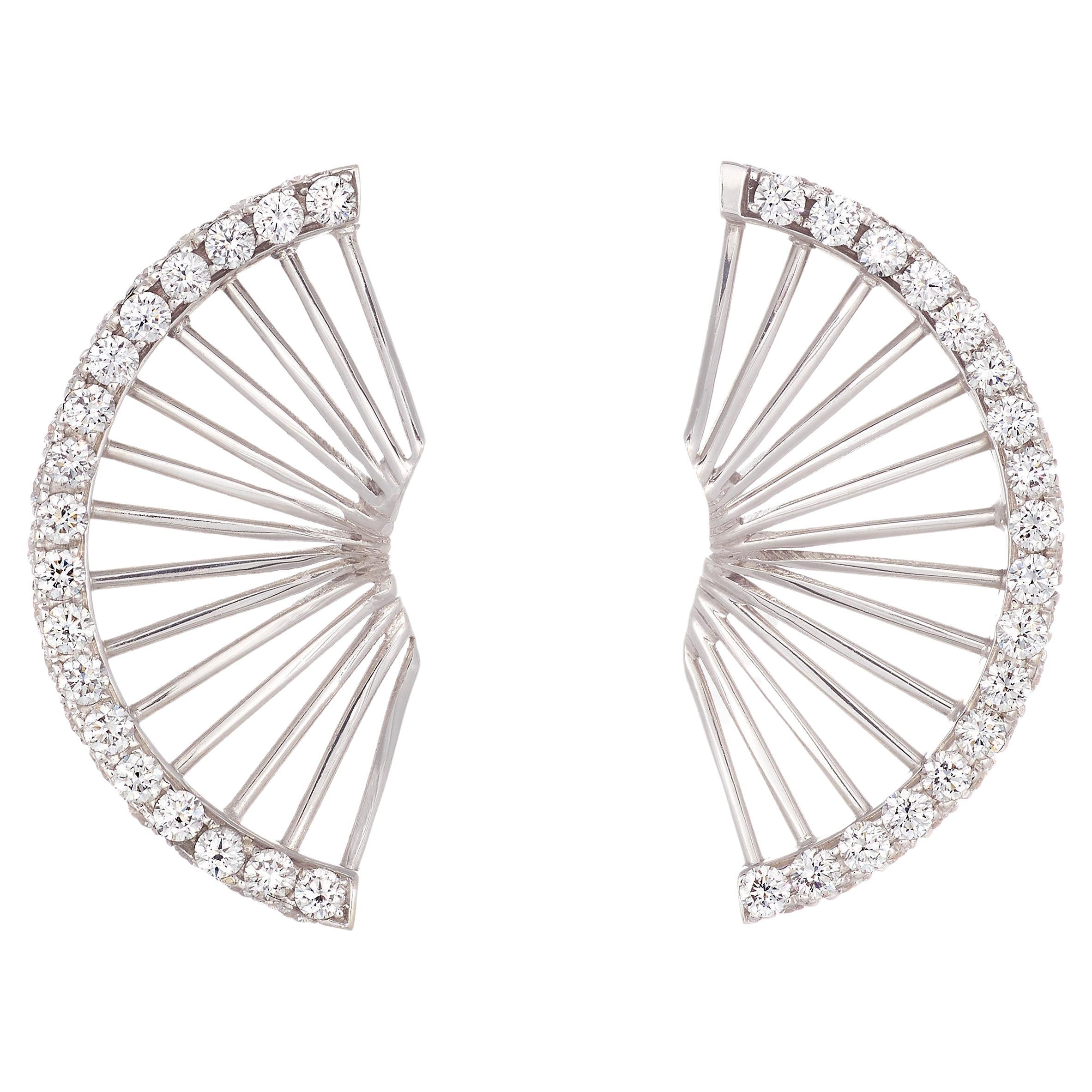 Boucles d'oreilles contemporaines en goutte en or blanc serties de diamants