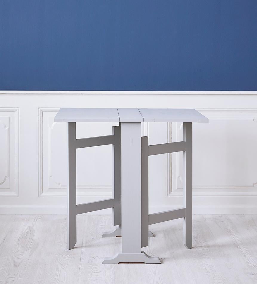 Belgium, contemporary

Grey painted drop leaf table.

Measures: H 75 x W 78 x D 50 cm.
  