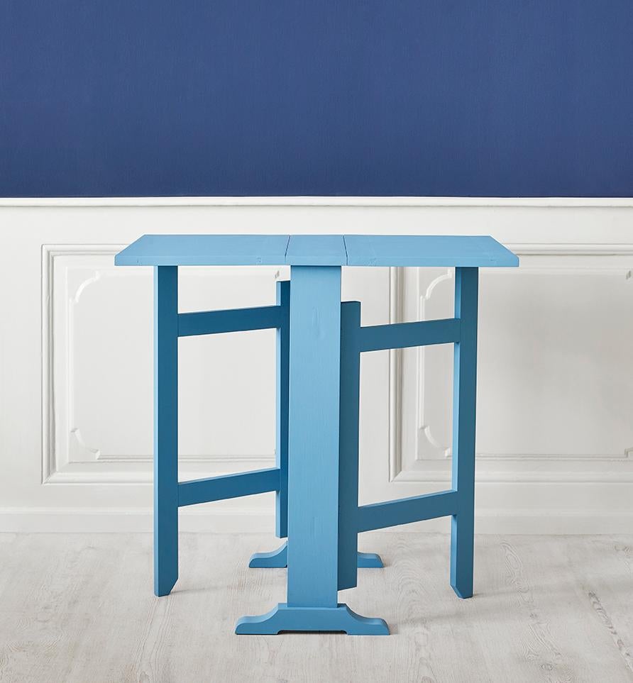 Belgium, Contemporary

Blue painted drop leaf table.

Measures: H 73 x W 78 x D 50 cm.