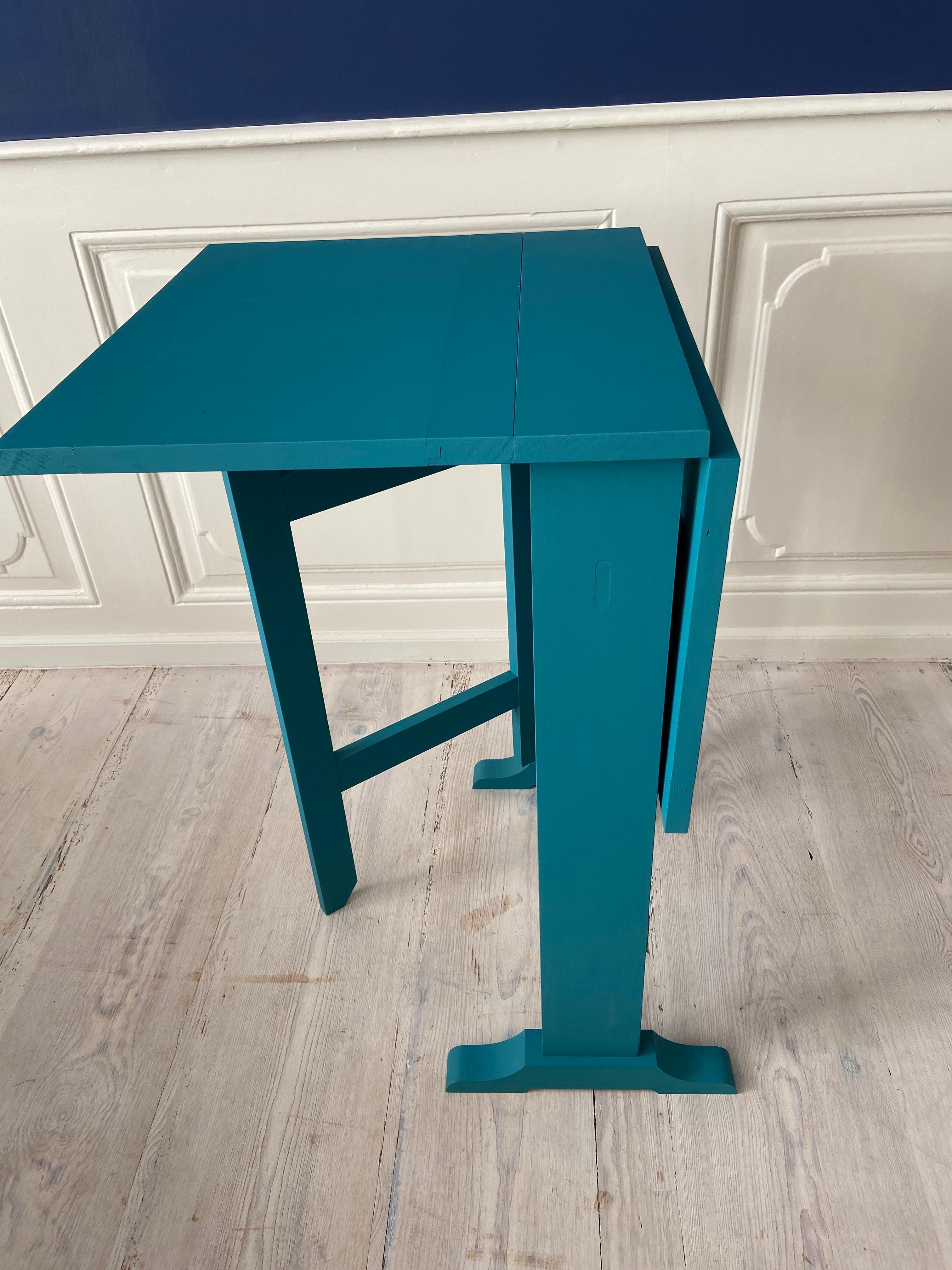 XXIe siècle et contemporain Table contemporaine à abattants en bois peint en bleu pétrole, Belgique