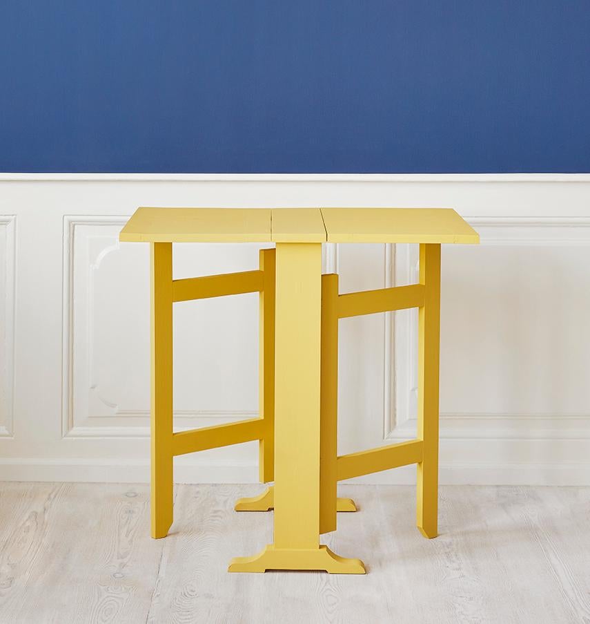 Belgium, Contemporary

Yellow painted drop leaf table.

Measures: H 75 x W 78 x D 50 cm.