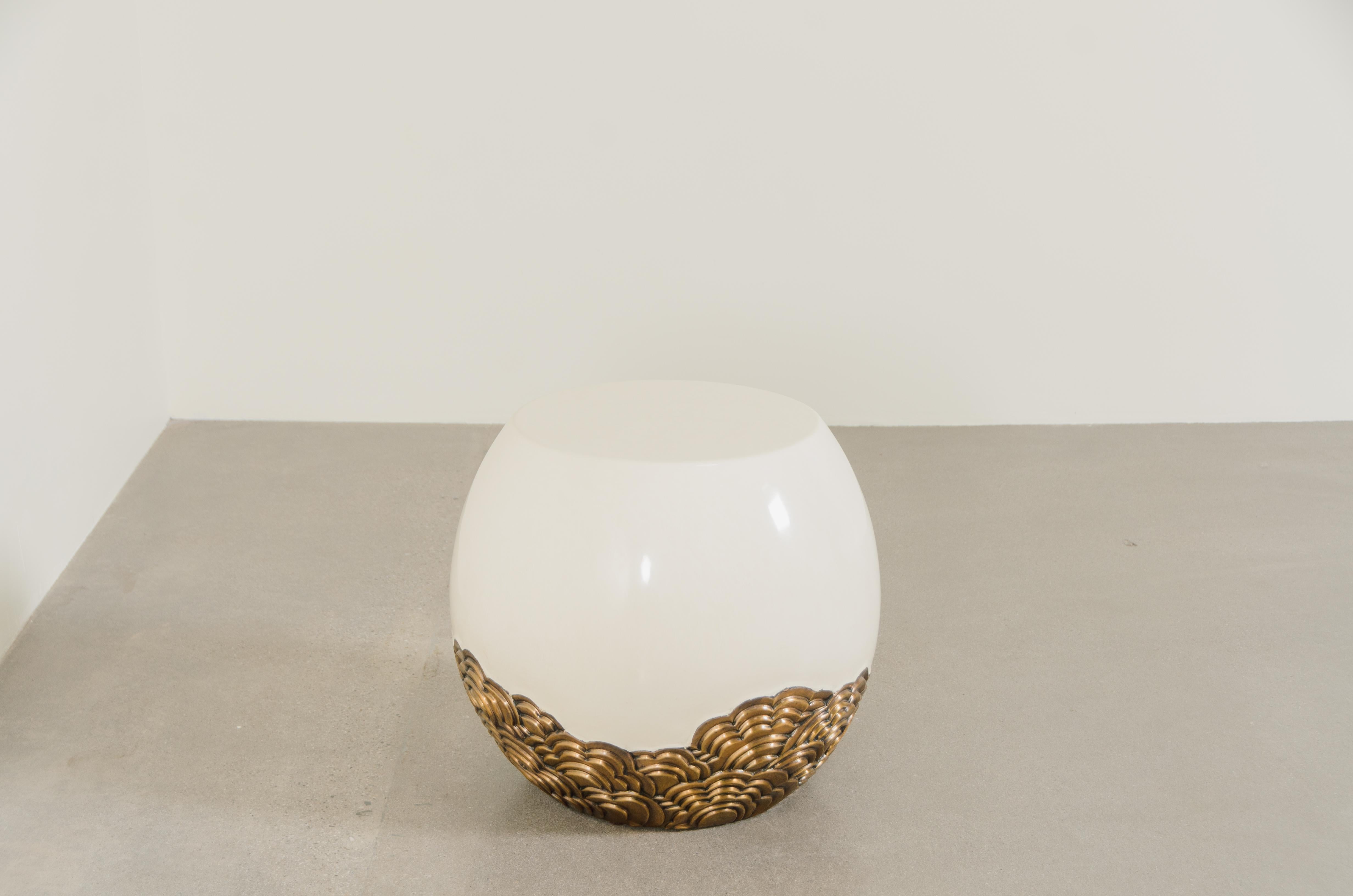 Ottone Sgabello contemporaneo con design Hua in ottone e lacca color crema di Robert Kuo in vendita