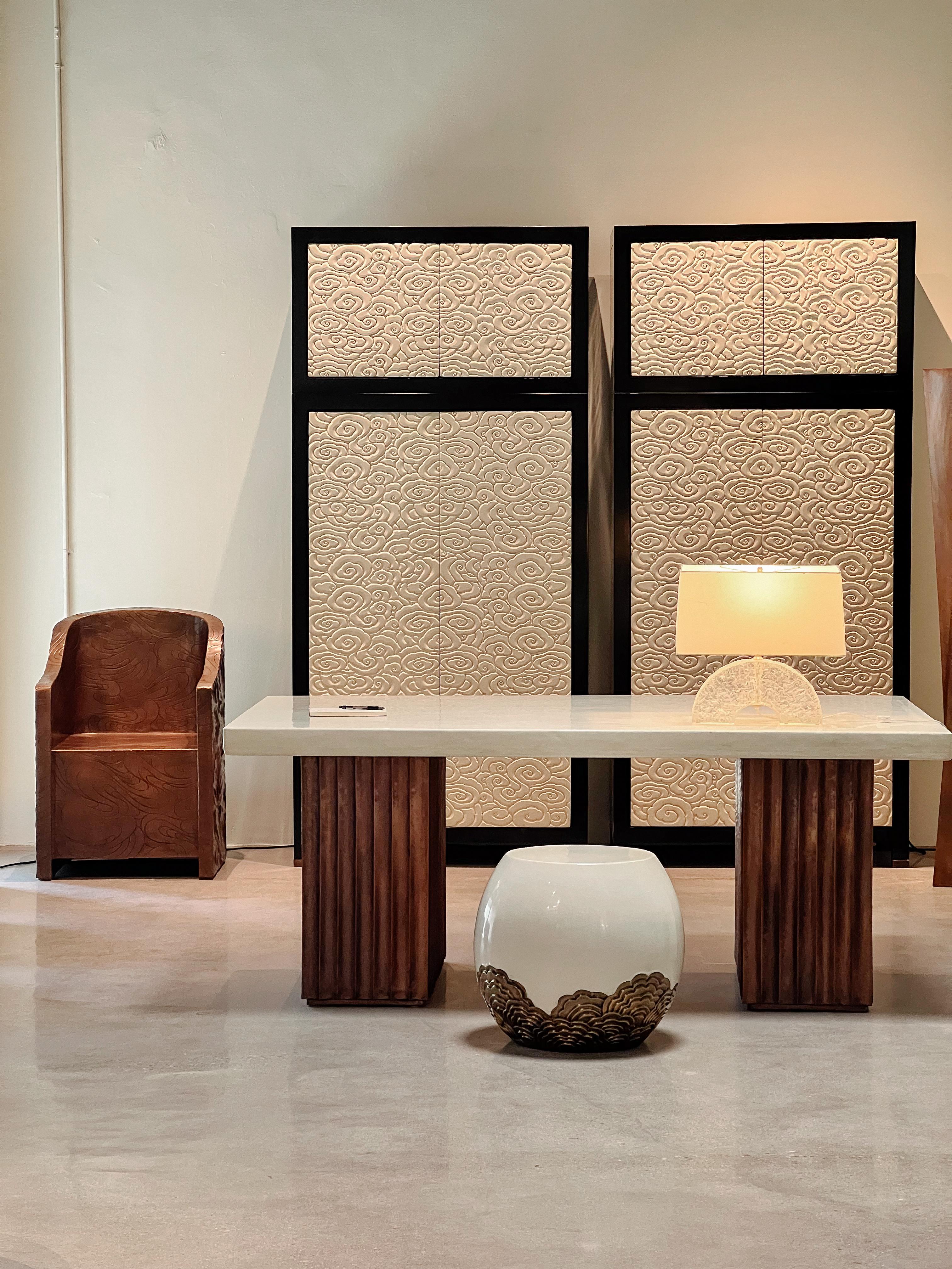 Sgabello contemporaneo con design Hua in ottone e lacca color crema di Robert Kuo in vendita 1