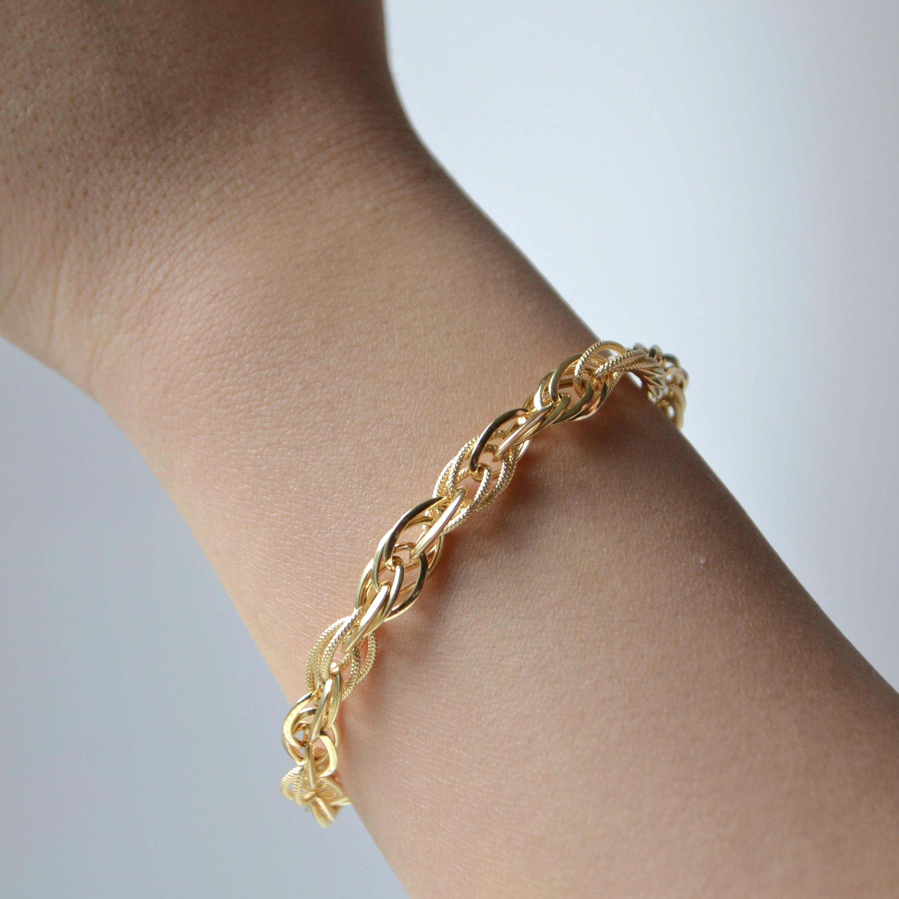 Audace ma raffinato, questo bracciale a catena Statement in oro giallo 18 carati è progettato per affascinare. L'intricato design intrecciato mescola maglie lucide e strutturate, creando un pezzo accattivante che emana sicurezza e raffinatezza.