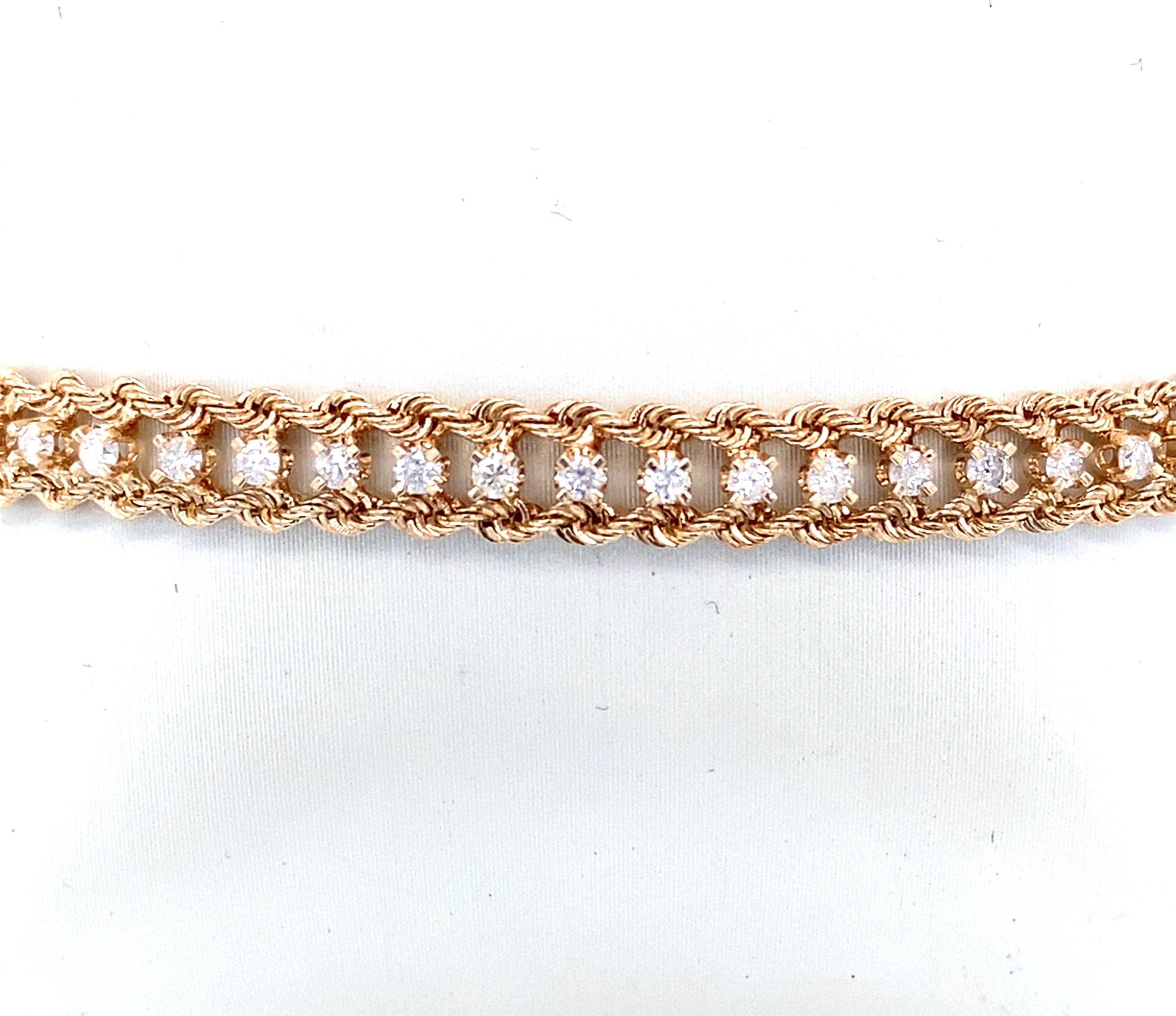 Ce bracelet à deux maillons en or jaune 14 carats présente une rangée de soixante et un diamants ronds étincelants de taille brillant, flanqués de chaque côté d'une chaîne en corde soyeuse. Les diamants sont de couleur H - I et de pureté SI2 - I1.