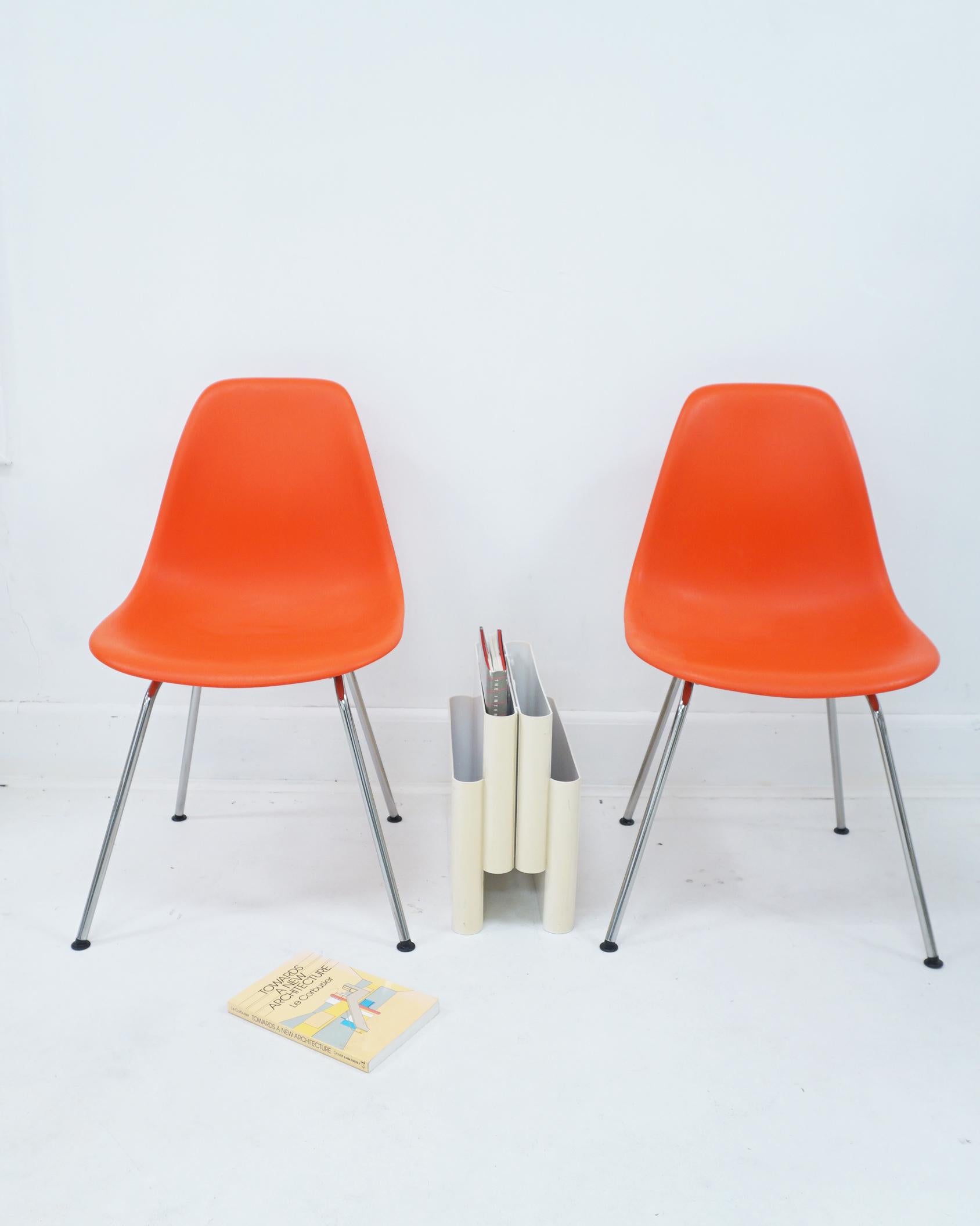 Chaise d'appoint Eames contemporaine en plastique moulé orange rouge en vente 3