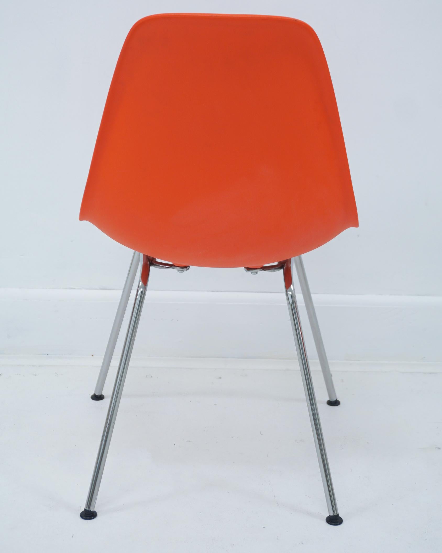 Chaise d'appoint Eames contemporaine en plastique moulé orange rouge en vente 5