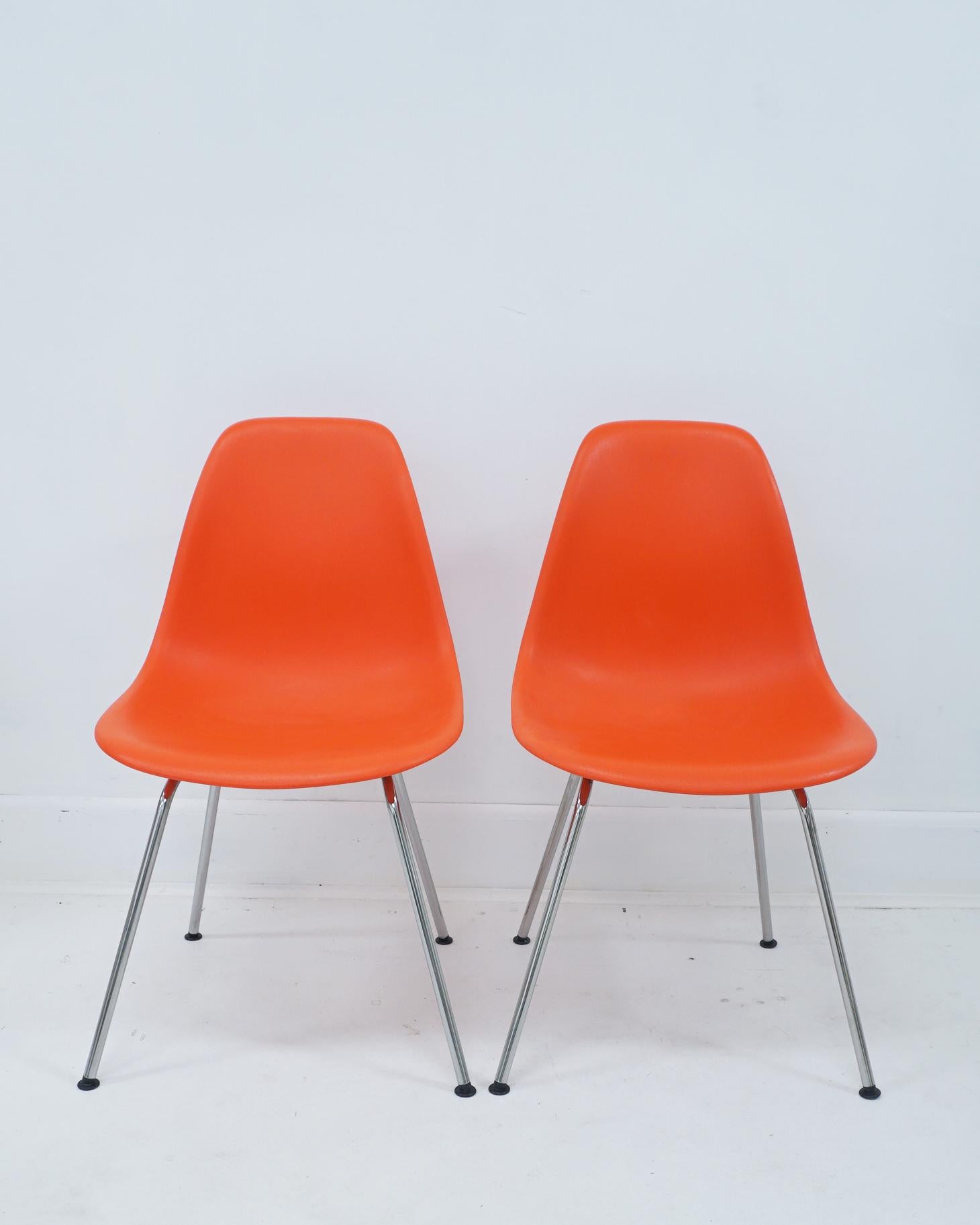 Contemporary Eames Orange Red Molded Plastic Side Chair (Postmoderne) im Angebot