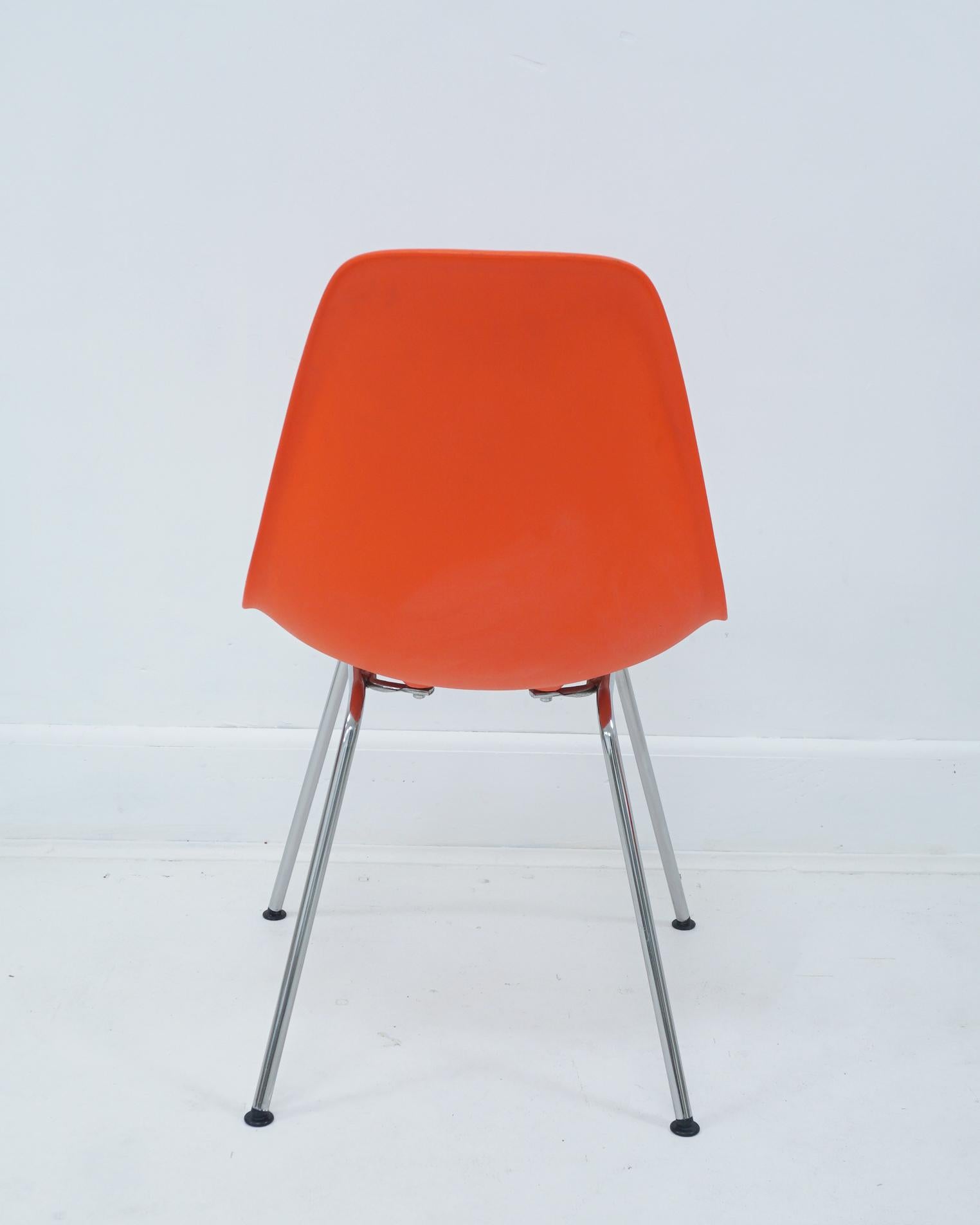 Chaise d'appoint Eames contemporaine en plastique moulé orange rouge en vente 1