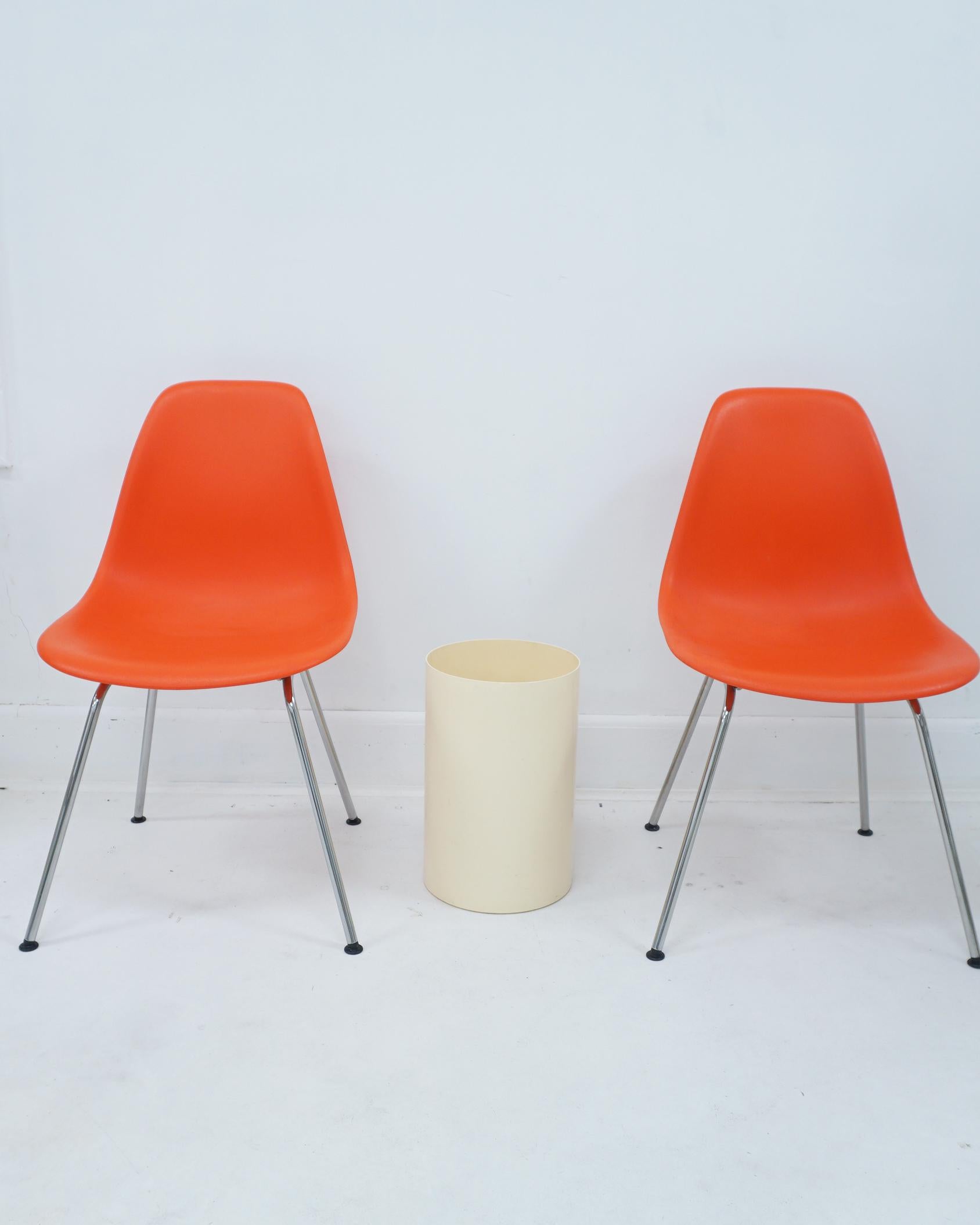 Chaise d'appoint Eames contemporaine en plastique moulé orange rouge en vente 2
