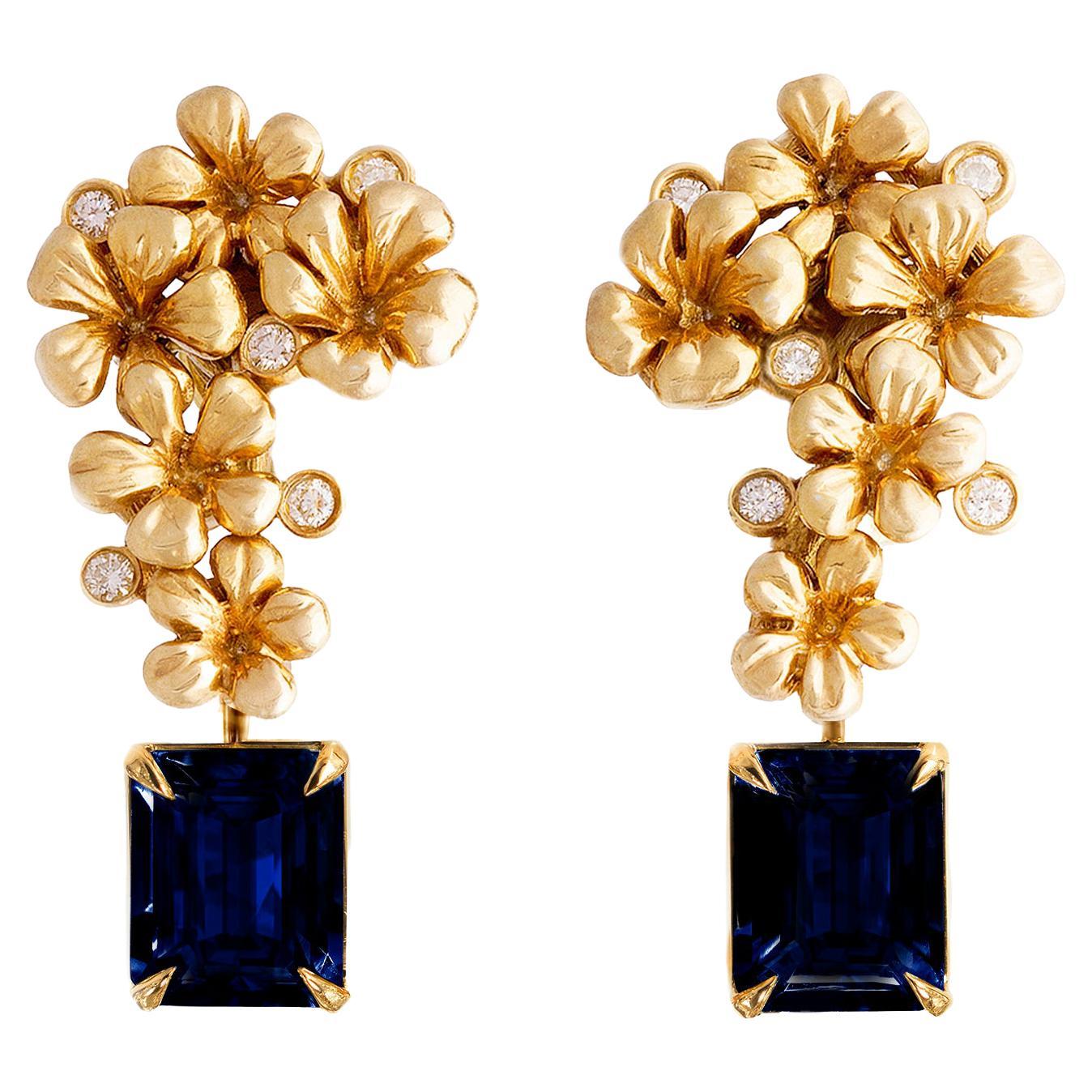 Contemporary Earrings in Eighteen Karat Yellow Gold with Natural Sapphires For Sale