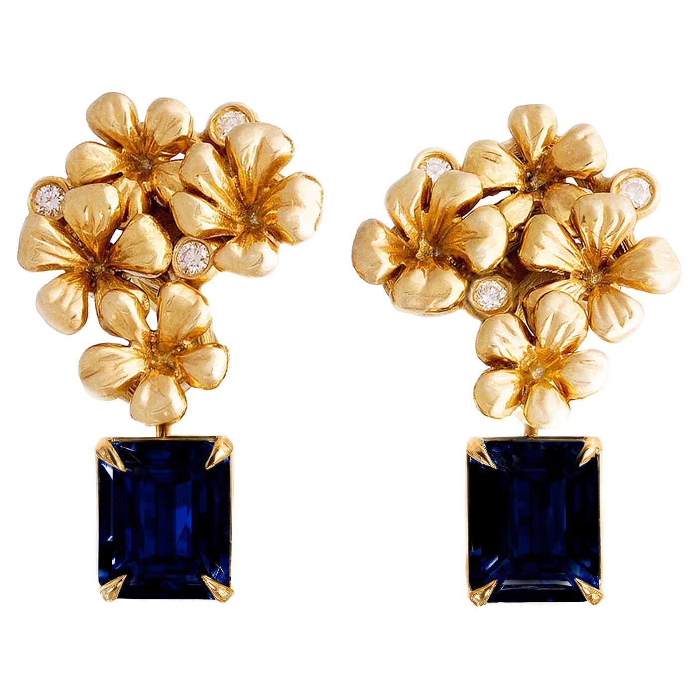 Contemporary Stud Earrings in Eighteen Karat Yellow Gold with Natural Sapphires For Sale