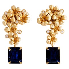 Boucles d'oreilles contemporaines en or jaune dix-huit carats avec saphirs naturels