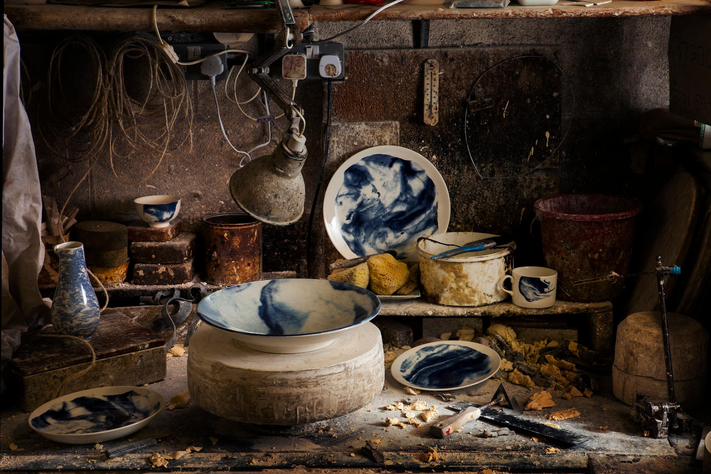 Indigo Storm, 1882 Ltd. mit Faye Toogood. Faye Toogoods Serie von Keramikdesigns für 1882 Ltd. feiert die zufällige Schönheit natürlicher Unvollkommenheiten. Indigo Storm ist eine kühne Interpretation der traditionellen Formen von Sahnegeschirr, die