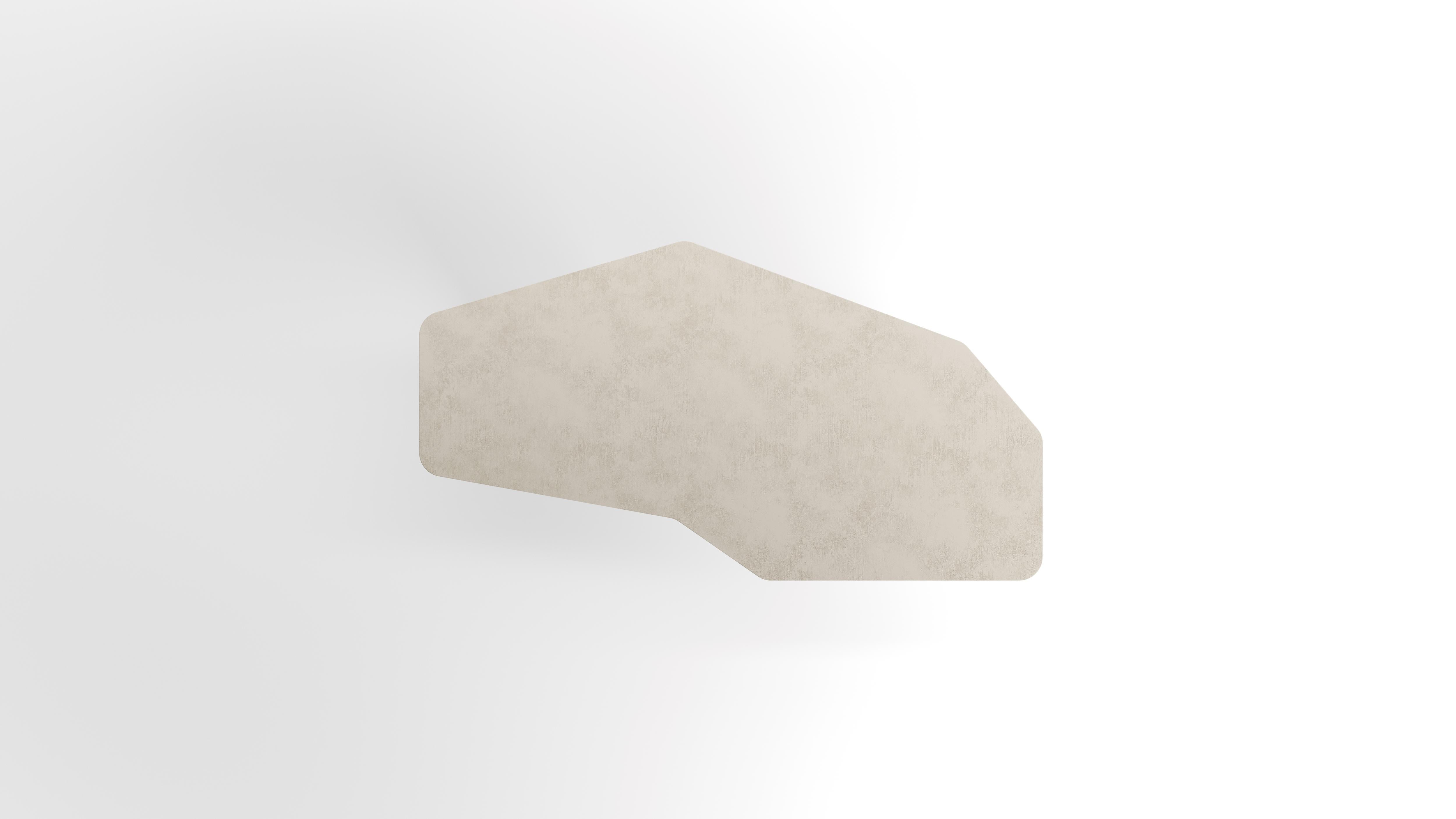 Die Douglas Collection'S ist eine brutalistischere und robustere Kollektion mit geraden Kanten. Inspiriert von Bruchlinien und mit einer Anspielung auf ihren belgischen Lieblingsarchitekten Juliaan Lampens. 

Ausgehend von einer Basis aus Sperrholz