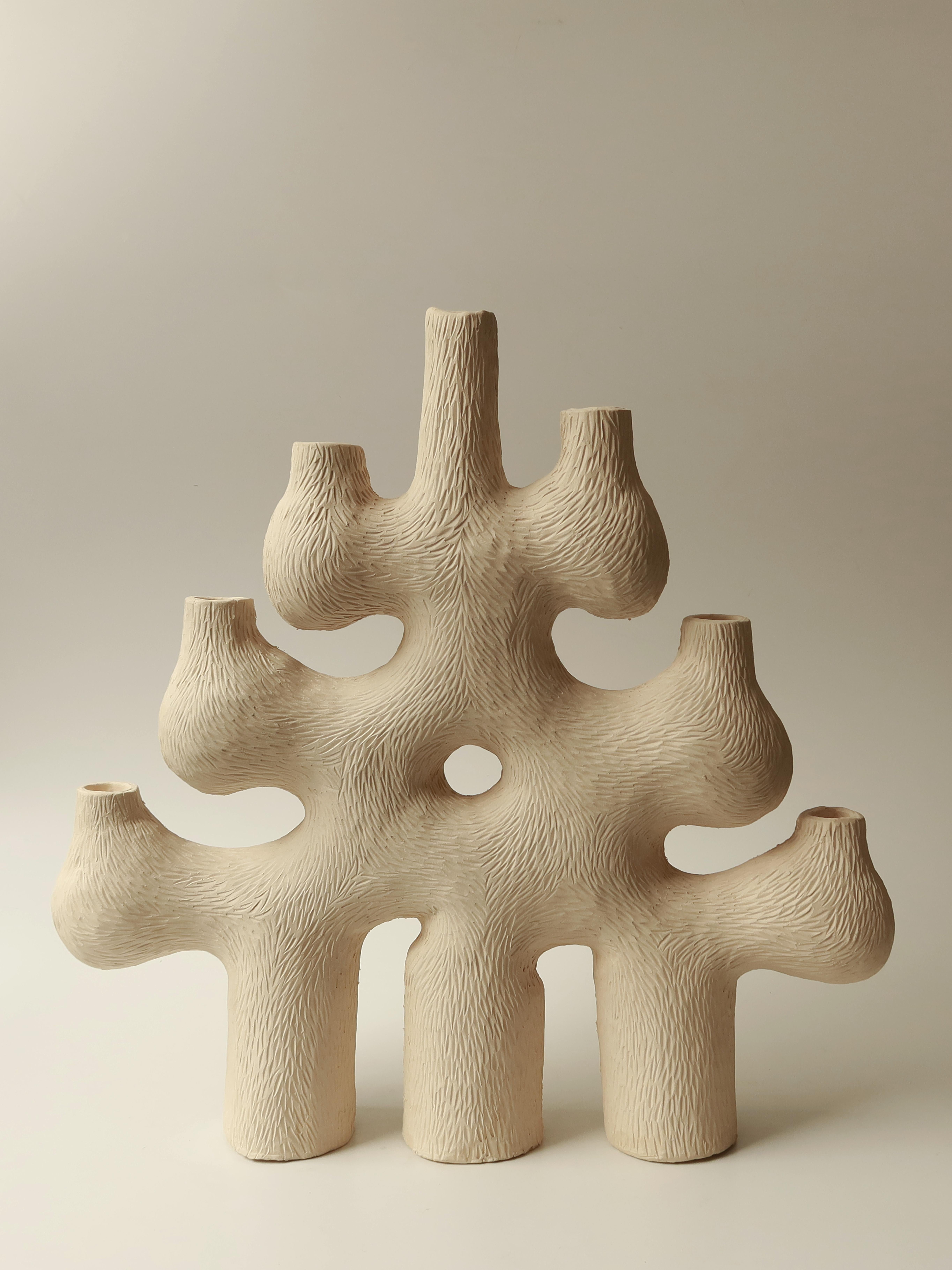La narrazione di storie attraverso l'uso della luce è al centro di tutti i miei progetti. L'idea alla base della collezione Forest Candelabra era quella di creare un'interazione tra la varietà di forme organiche, le texture e il modo in cui la luce
