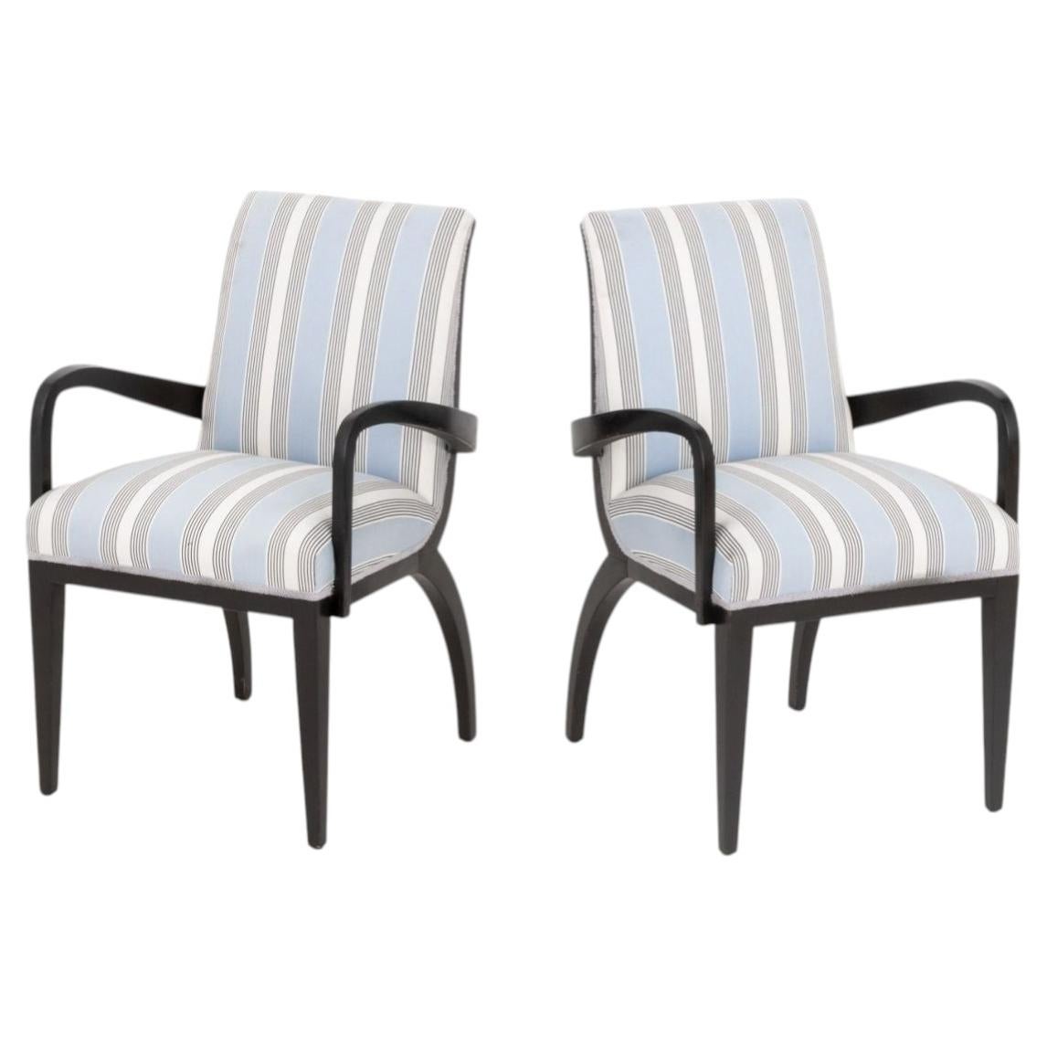 Paire de fauteuils contemporains en bois noirci, revêtement en coton rayé